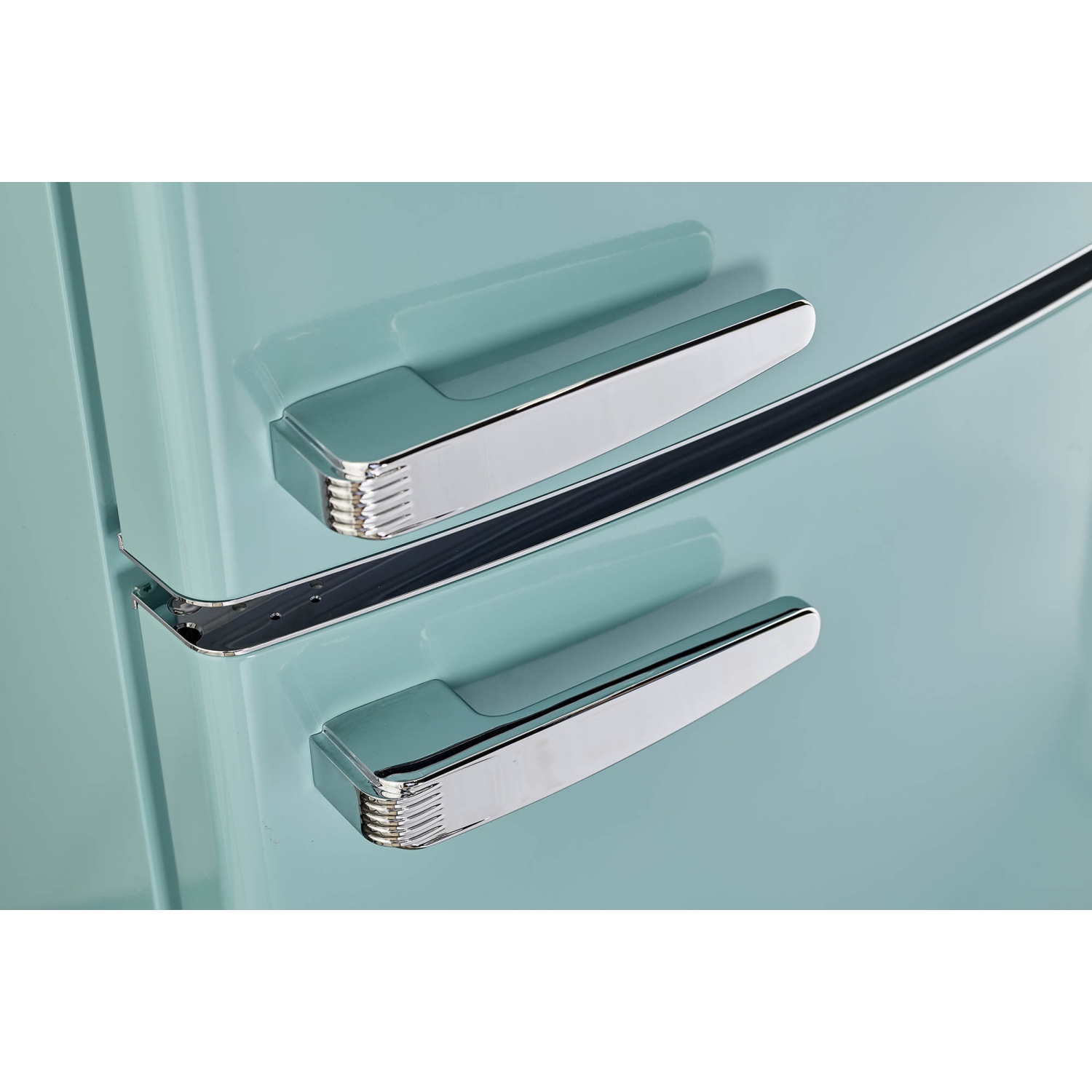 Unique Appliances Classic Retro 24-inch 12 cu ft Retro Frost Free Bottom Freezer Refrigerator in Ocean Mist Turquoise