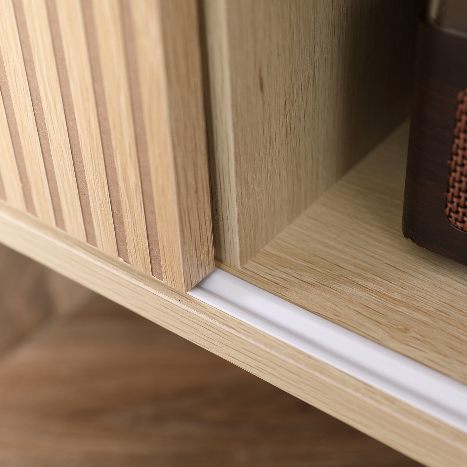 Meuble pour téléviseur avec rangement de HOMCOM, jusqu'à 50&nbsp;po, table pour téléviseur moderne avec tablettes de rangement, portes coulissantes