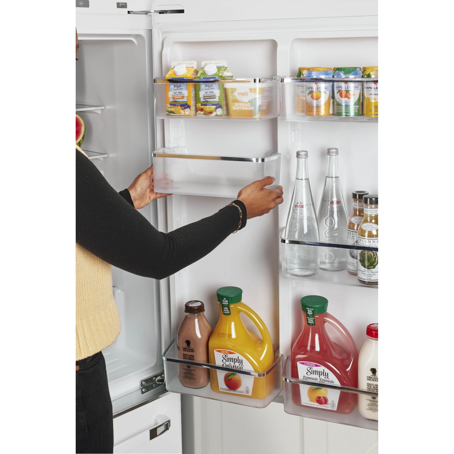 Unique Appliances&nbsp;Classic Retro 30-inch 17.7 cu. ft. Frost Free Bottom Freezer Counter Depth Refrigerator with Built-In Ice Maker in Marshmallow