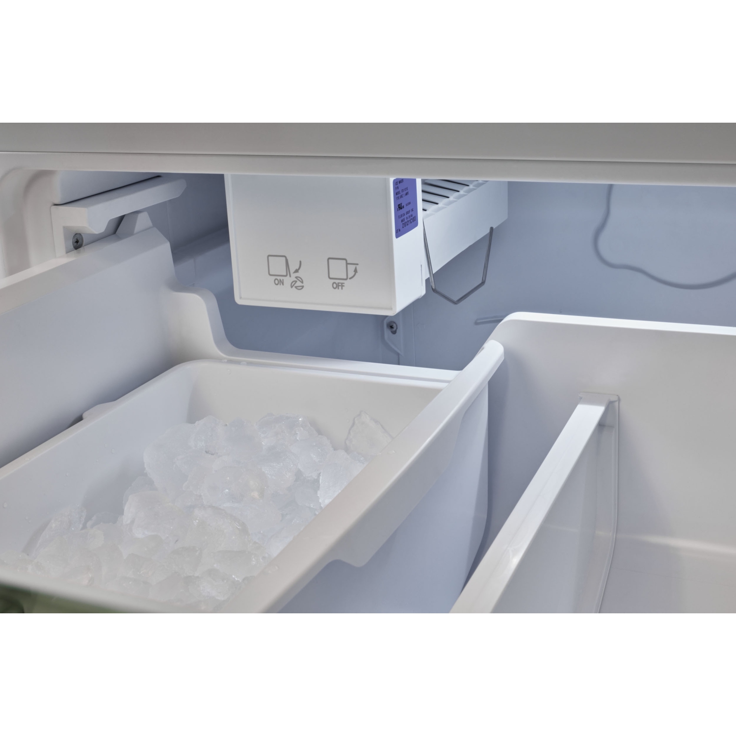 Unique Appliances&nbsp;Classic Retro 30-inch 17.7 cu. ft. Frost Free Bottom Freezer Counter Depth Refrigerator with Built-In Ice Maker in Ocean Mist