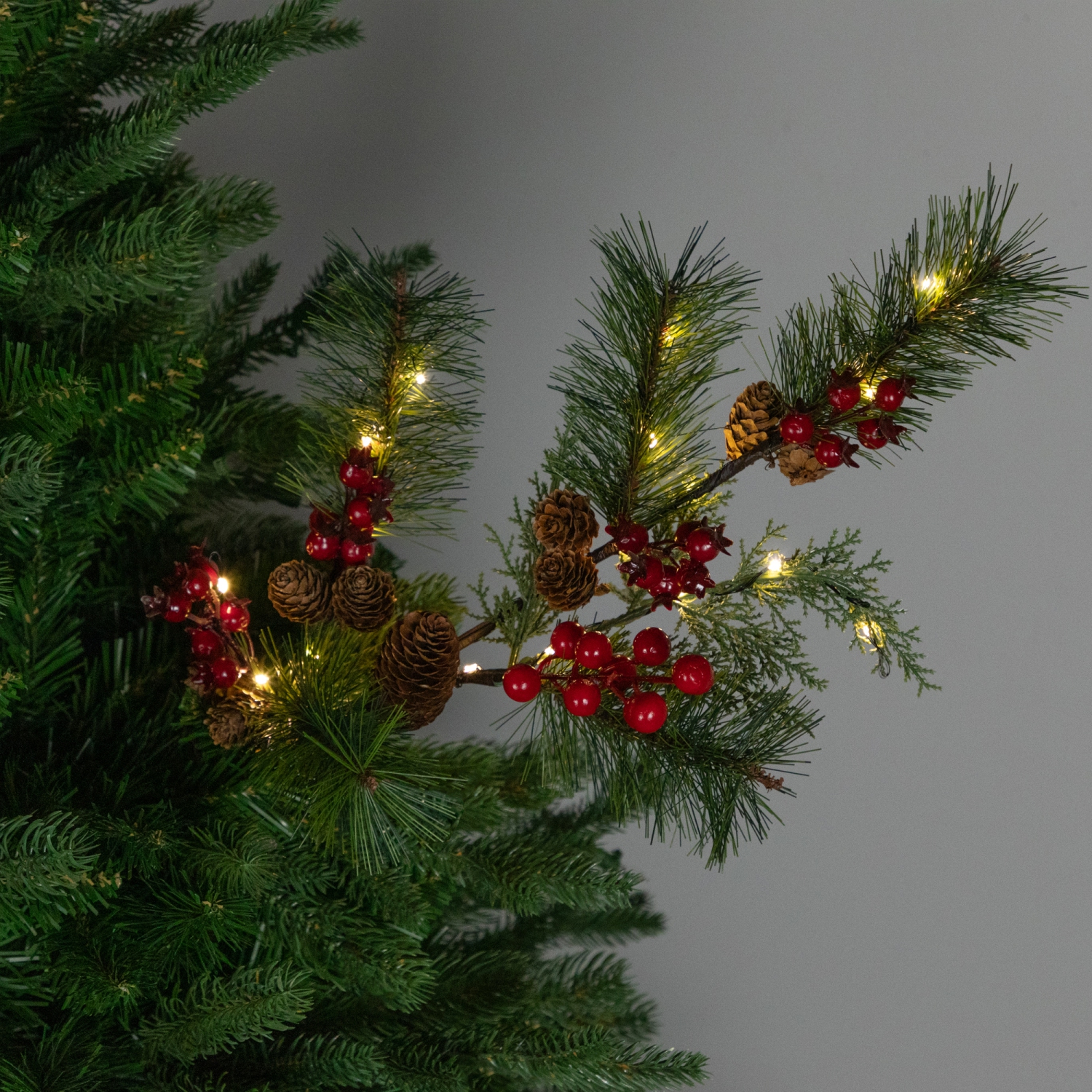 Pomme de pin, baies et pin en aérosol – 27 po – Blanc chaud