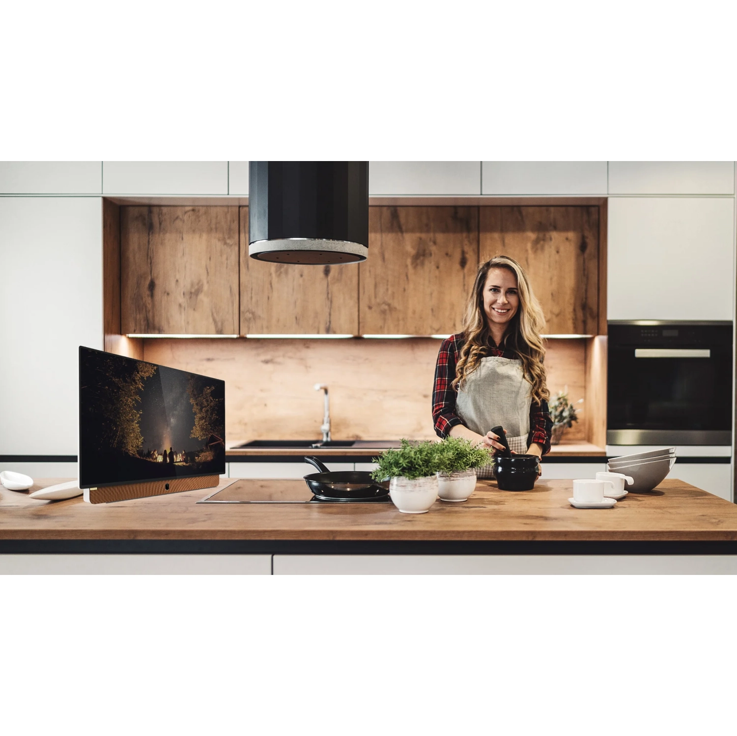 Skyworth 24-Inch Portable 3Hour Battery Life P100 Companion Series 1080P FHD Google TV, HDR10, Dolby Audio, LED, Bluetooth Remote, Built-in