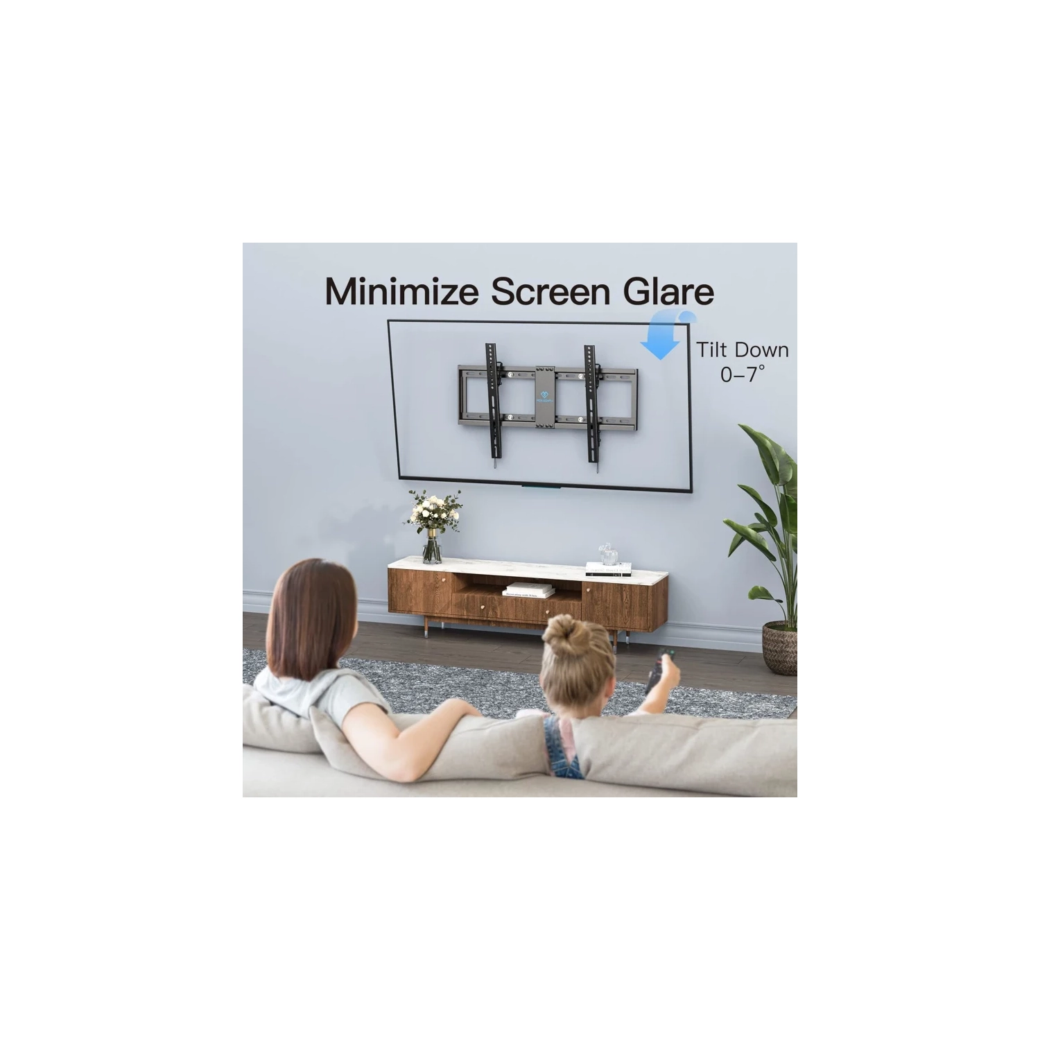 Support mural inclinable pour téléviseurs à écran plat et incurvé de 37-82&nbsp;po | Ultramince, profil bas, montants en bois de 16 à 24&nbsp;po,