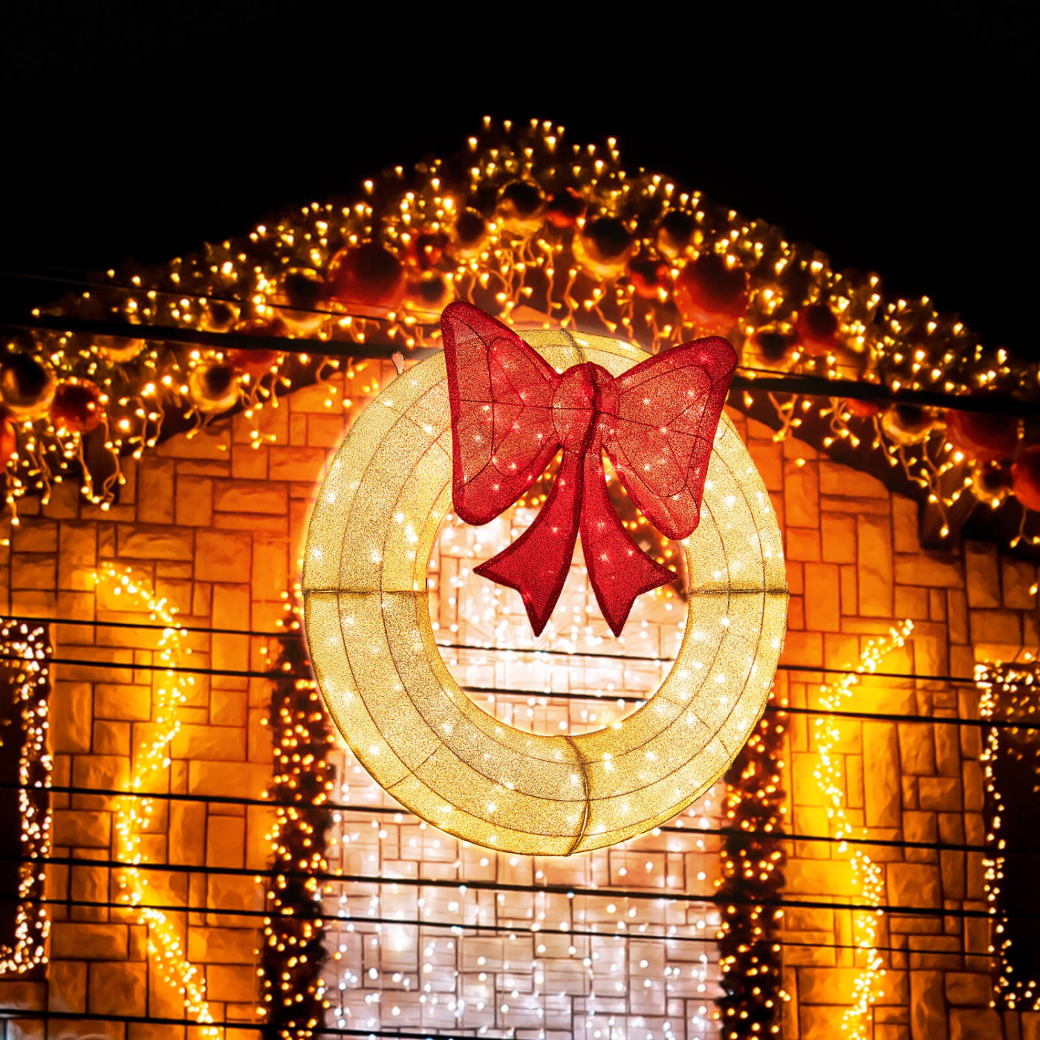 Couronne de Noël illuminée de 48&nbsp;po de Costway avec 200 lumières à DEL, boucles rouges suspendues