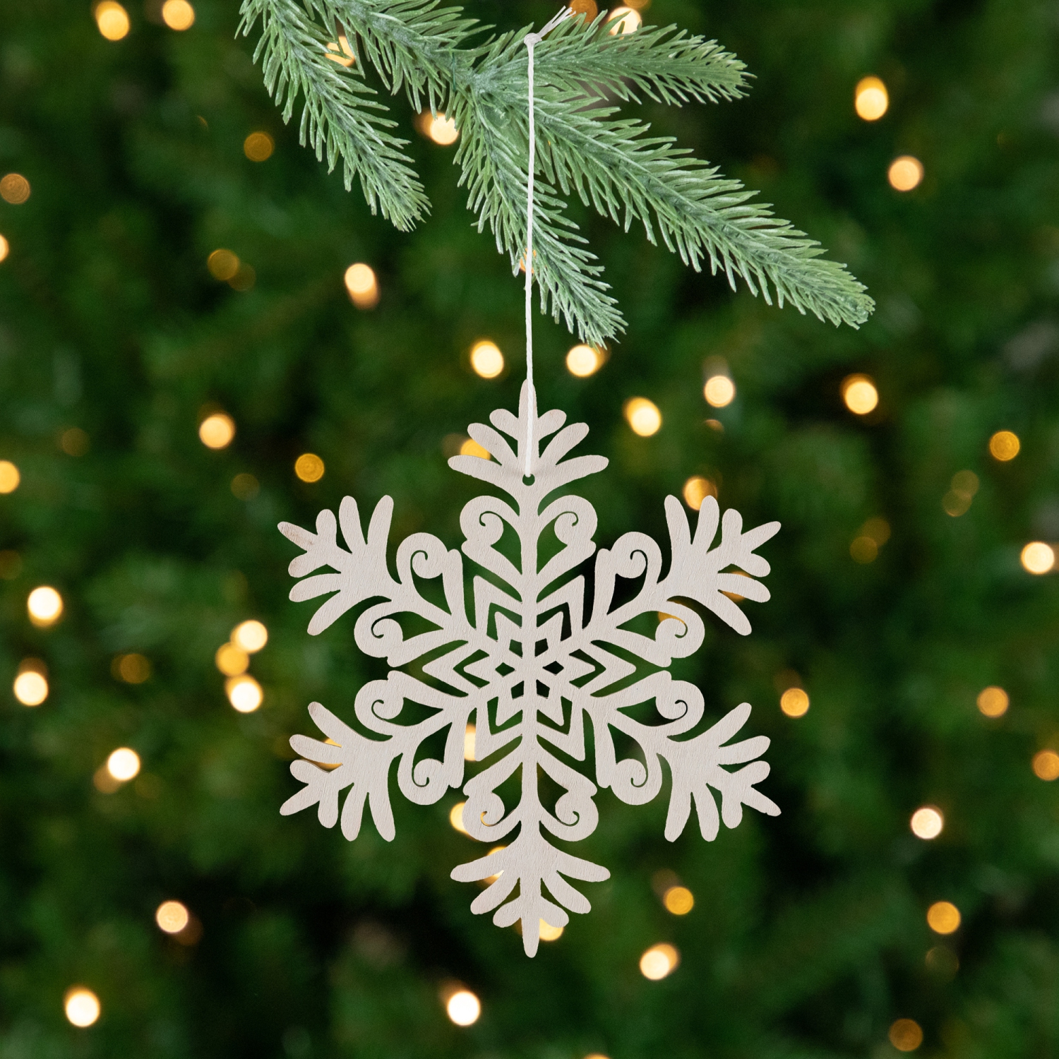 Décorations de Noël en bois découpées en forme de flocon de neige - 4,75&nbsp;po - Blanc - Ensemble de 4
