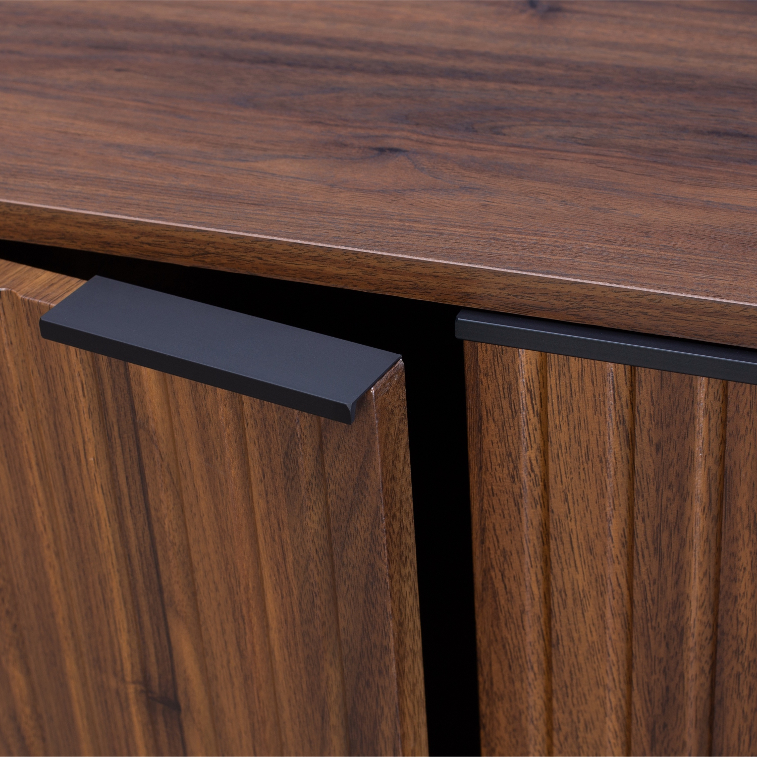 Buffet cannelé large pour téléviseur 62 po Lysander de CorLiving avec quatre portes et tablettes intérieures