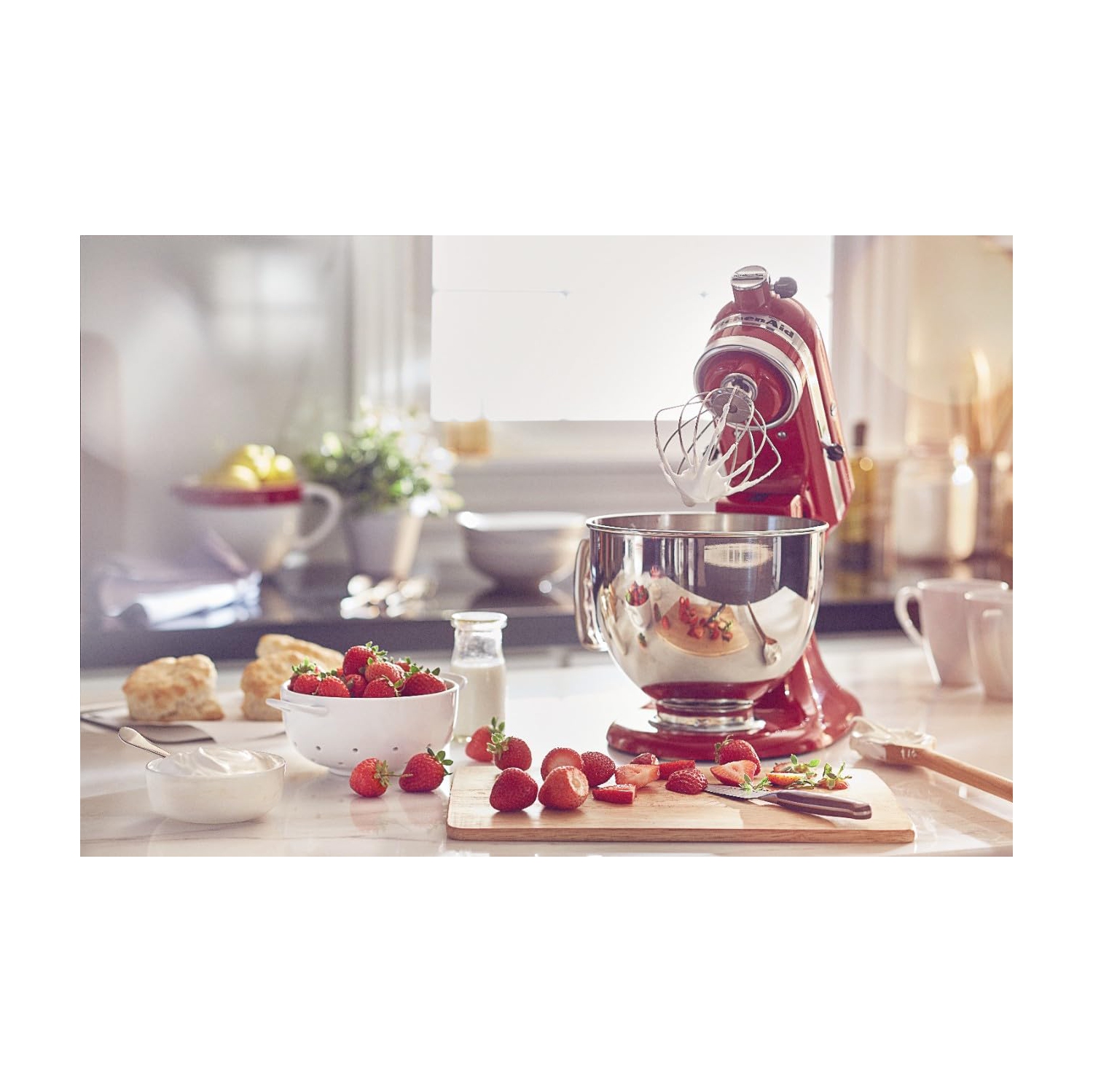 Batteur sur socle à tête inclinable de 5 pintes série Artisan de KitchenAid, rouge empire, KSM150PSER