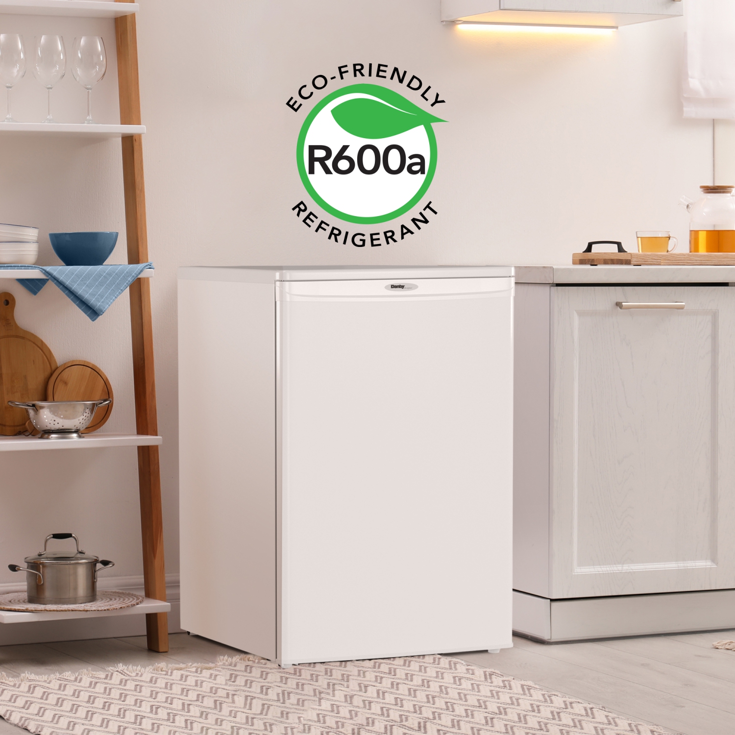 Danby Designer DUFM043A2WDD 4,3 pi3 avec Congélateur vertical en blanc