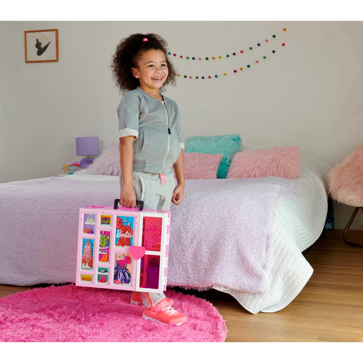 Ensemble de jeu Garde-robe de rêve Barbie, plus de 35 vêtements et accessoires incluant 5 styles complets, une fenêtre escamotable au deuxième