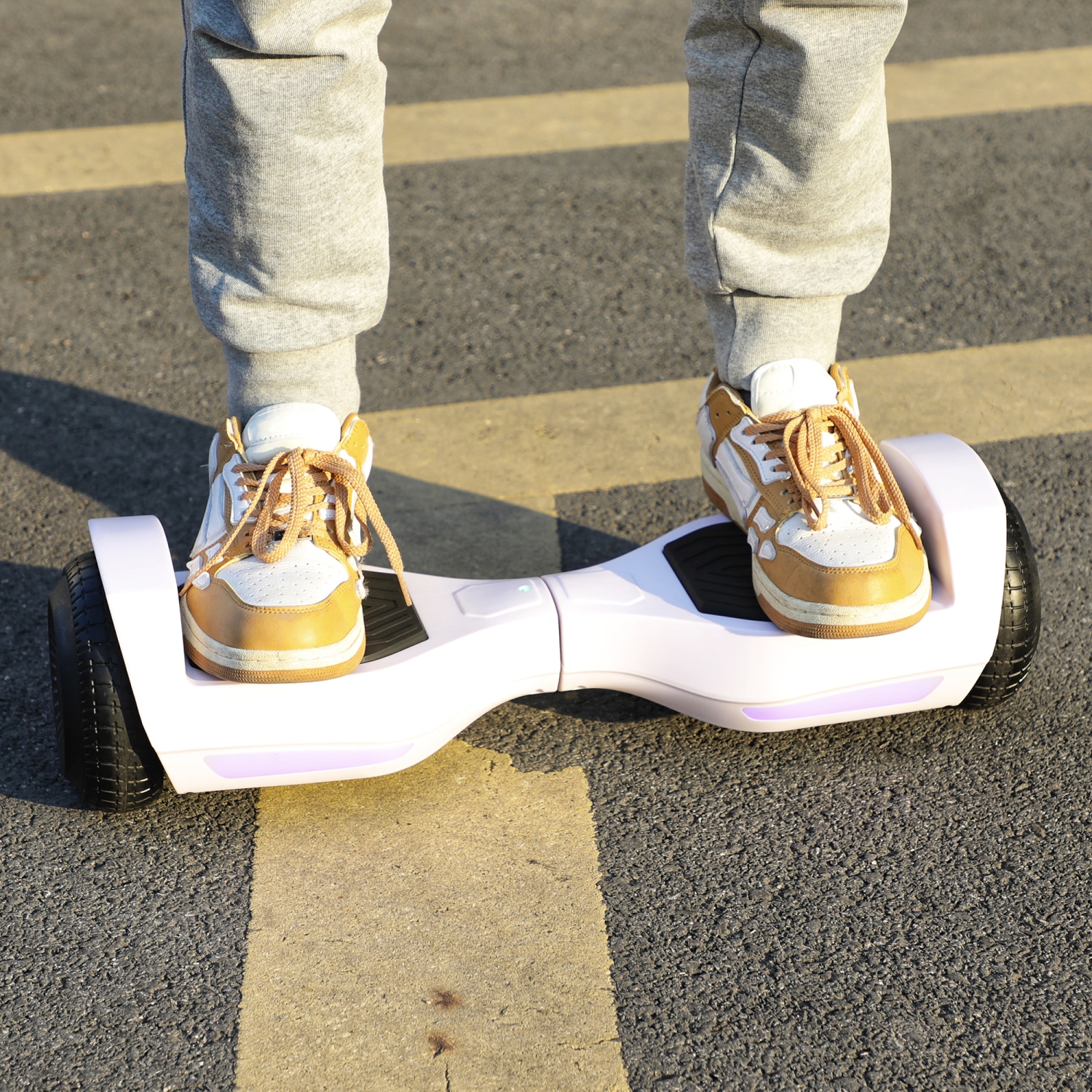 Planche gyroscopique BIIST Ultra Classic blanche avec haut-parleur musical, roues brillantes de 6,5 po, moteur 300 W, phares à DEL,