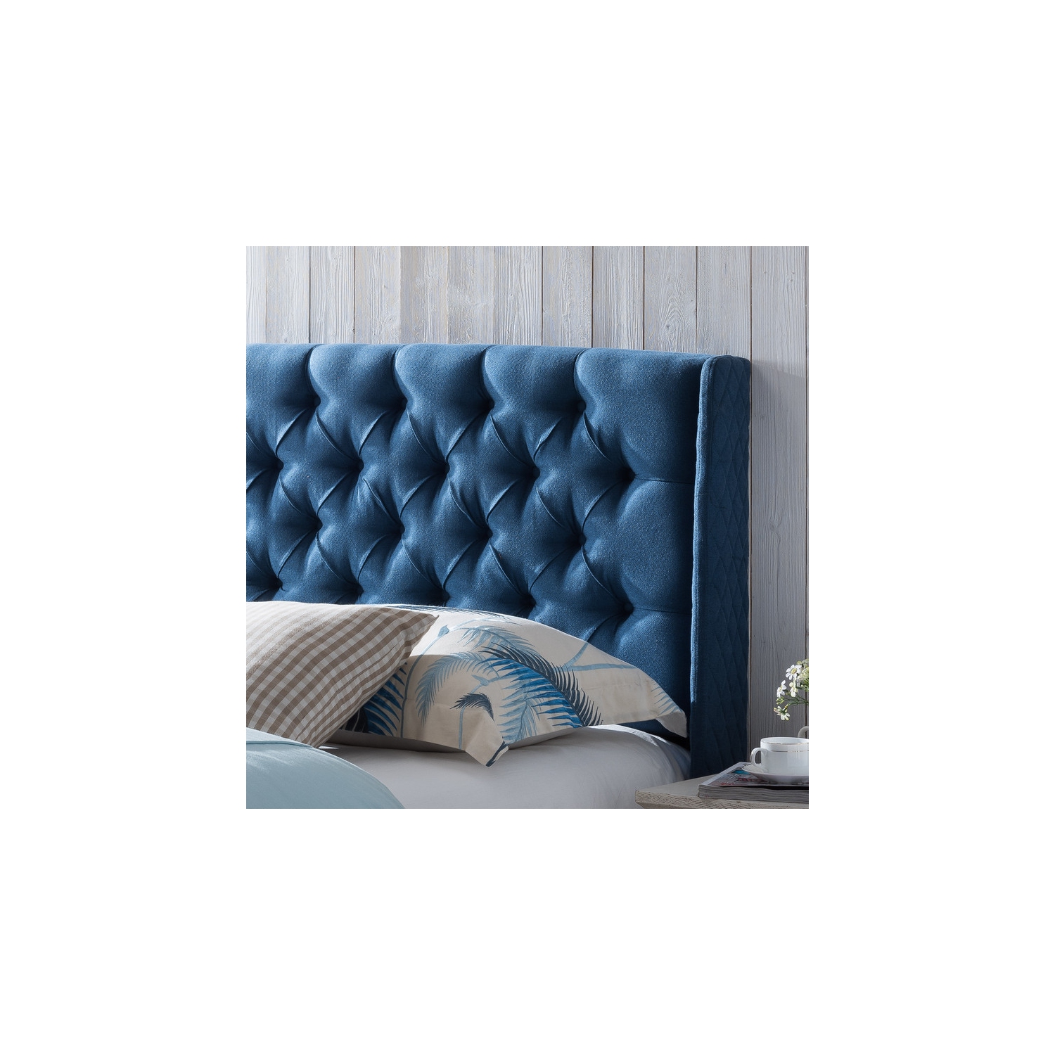 Tête de lit rembourrée à oreilles, revêtement capitonné, structure robuste, très grand lit, bleu marine foncé
