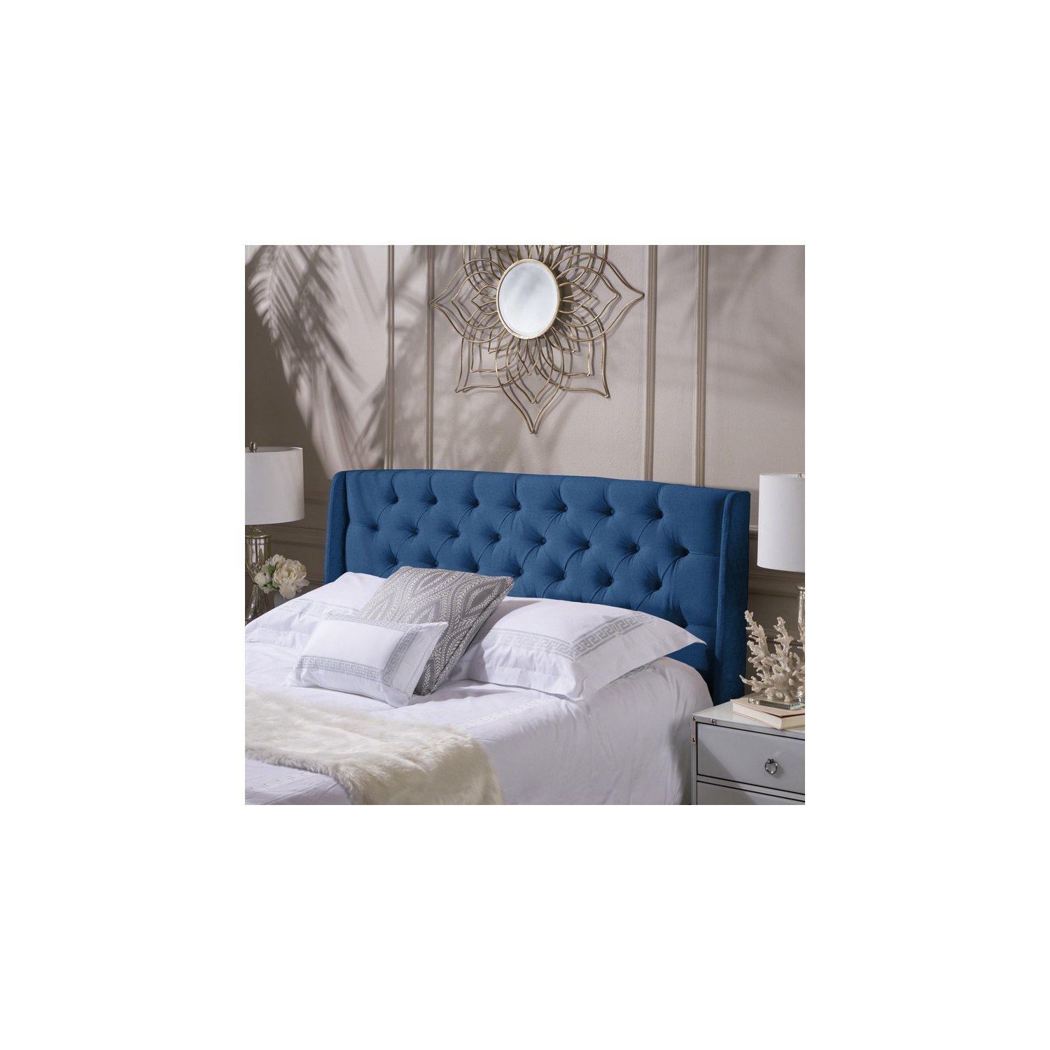 Tête de lit rembourrée à oreilles, revêtement capitonné, structure robuste, très grand lit, bleu marine foncé