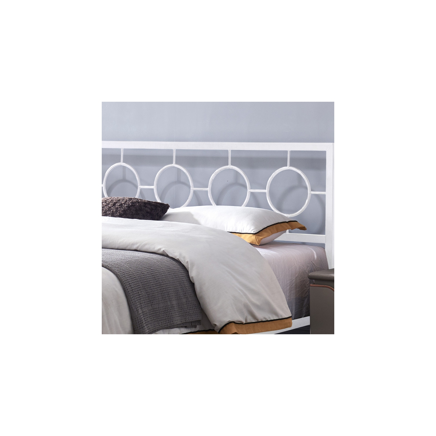 Cadre de très grand lit classique en métal avec tête et pied de lit circulaires, espace sous le lit, blanc