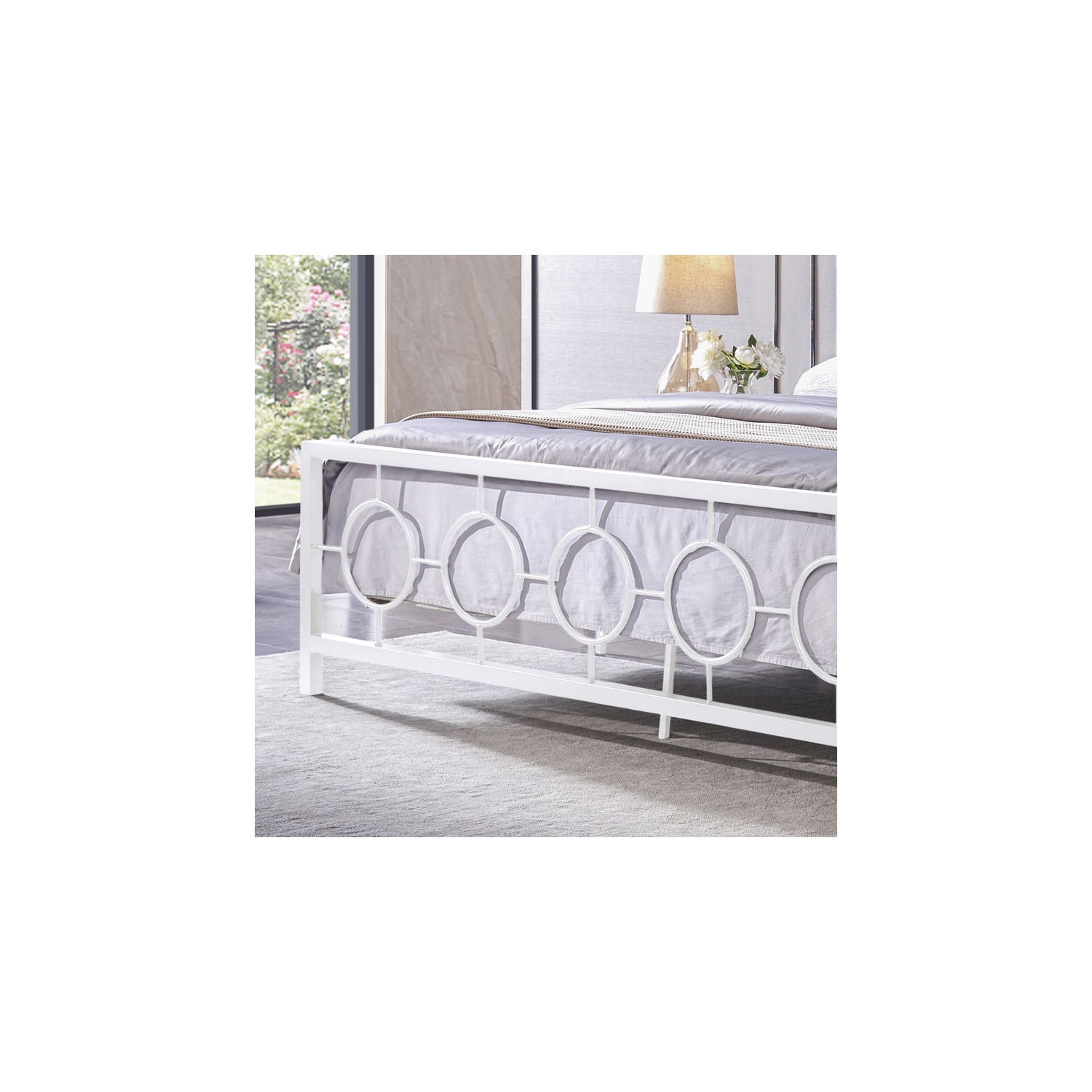 Cadre de très grand lit classique en métal avec tête et pied de lit circulaires, espace sous le lit, blanc