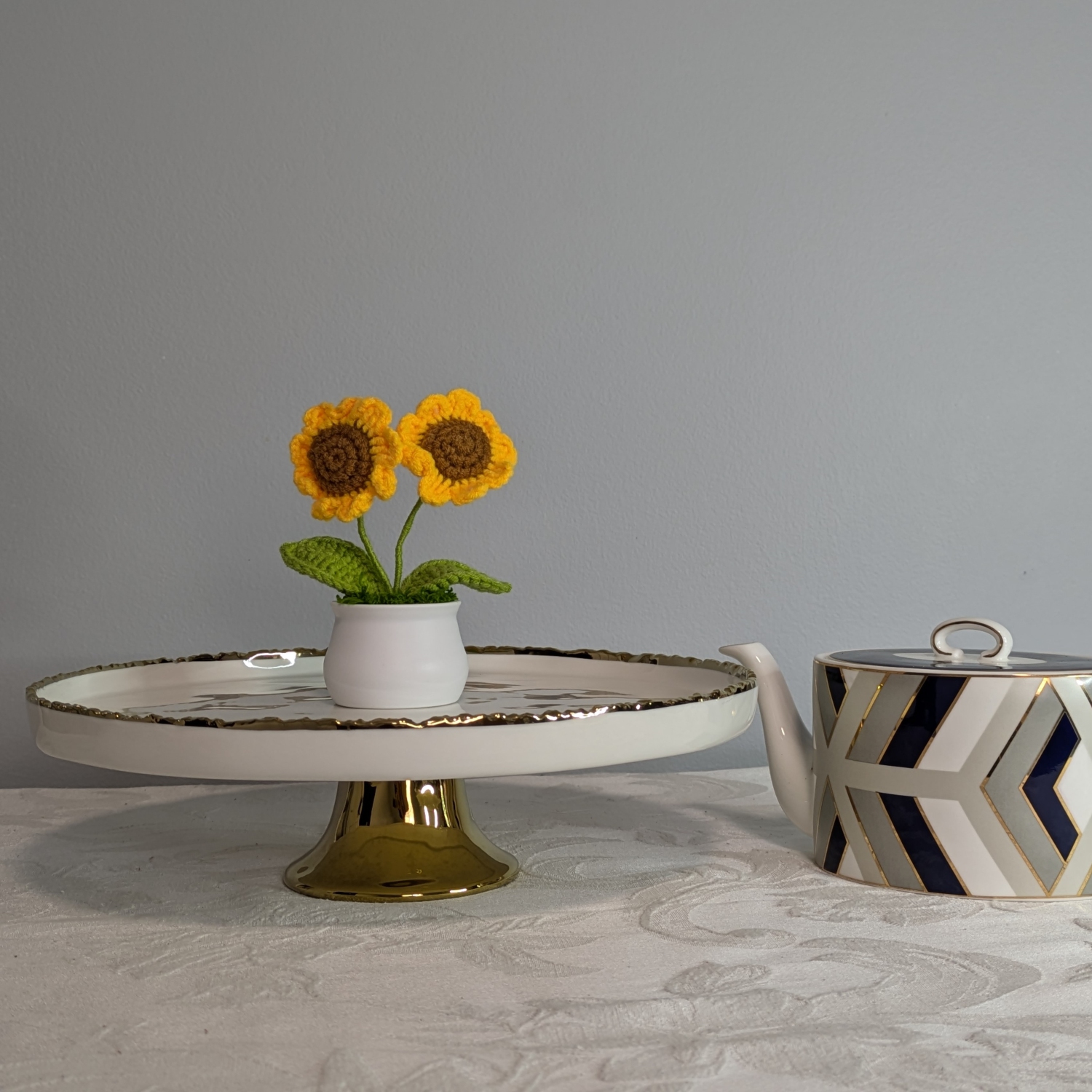 Assiette à gâteau ronde en porcelaine blanche à bordure dorée et support de la collection Simplicity