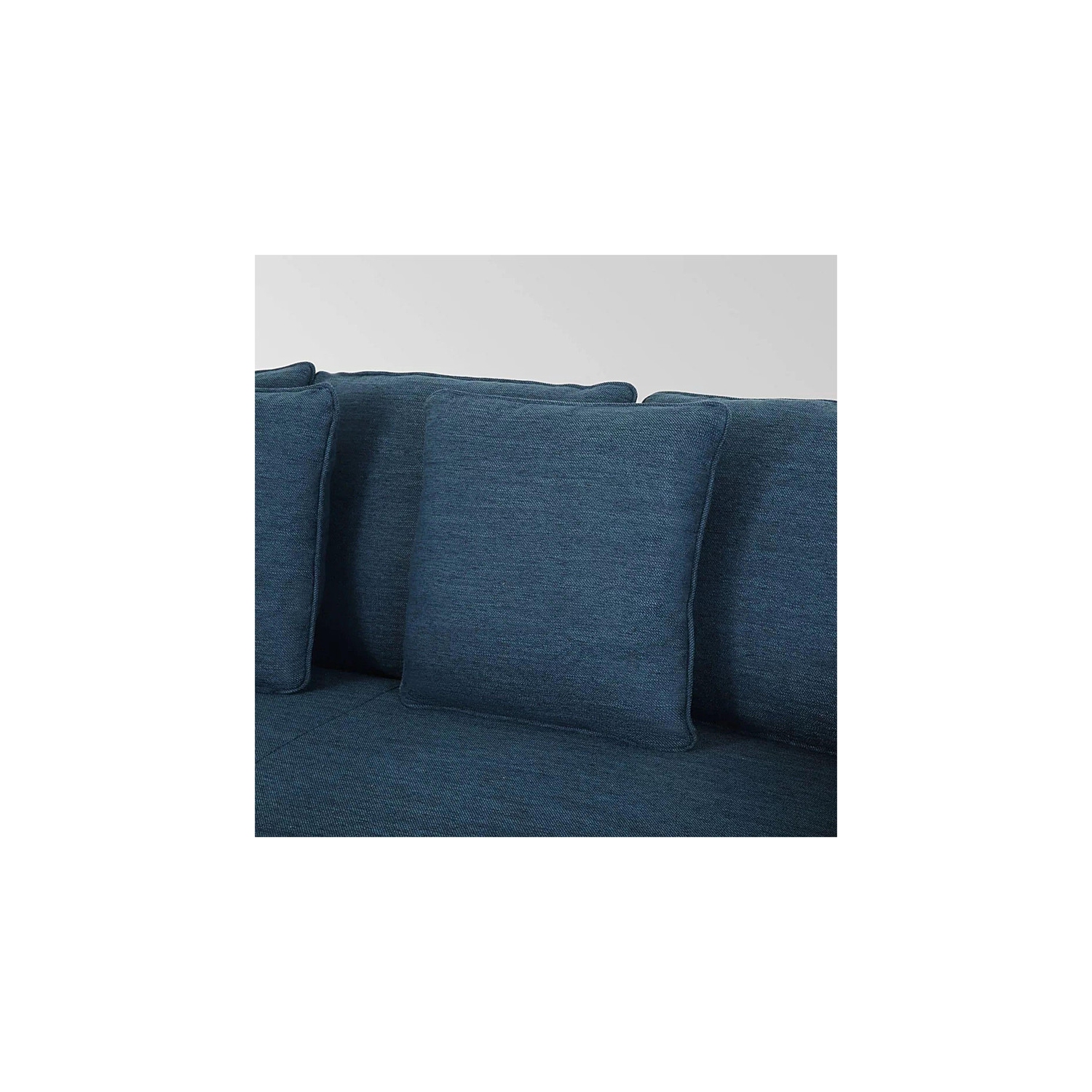 Canapé 2 places en tissu bleu marine, pattes argentées élégantes et revêtement ultradoux, 82,75&nbsp;po. Sièges très profonds pour un confort