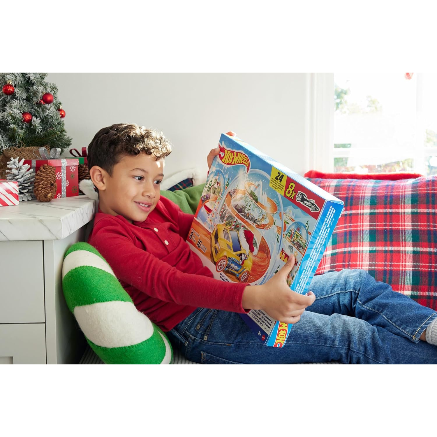 Hot Wheels&nbsp;: Calendrier de Noël de l'Avent – voitures à l'échelle 1:64, 16 accessoires d'hiver, 24 portes numérotées et tapis de jeu