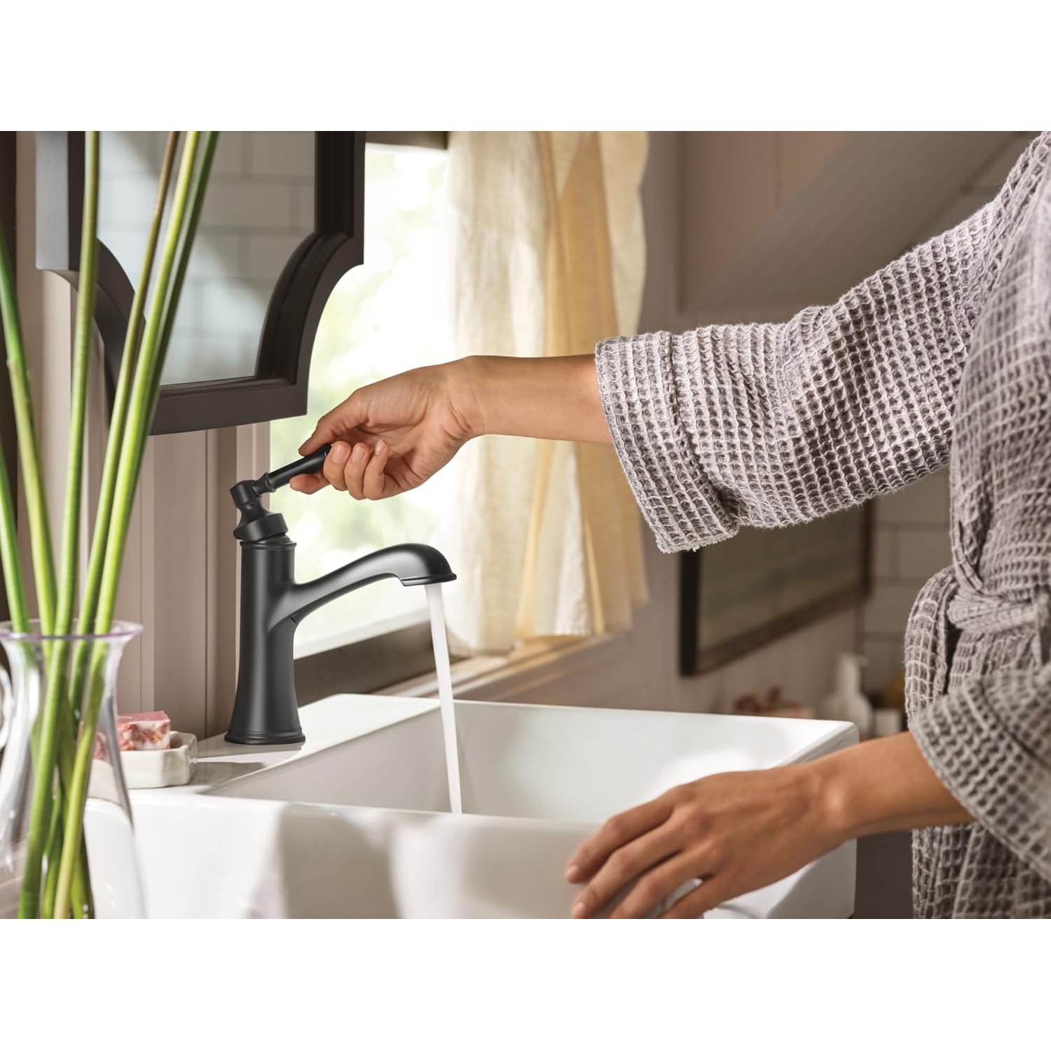 Moen 6803BL Dartmoor One-Handle high arc Bathroom Faucet, Matte Black