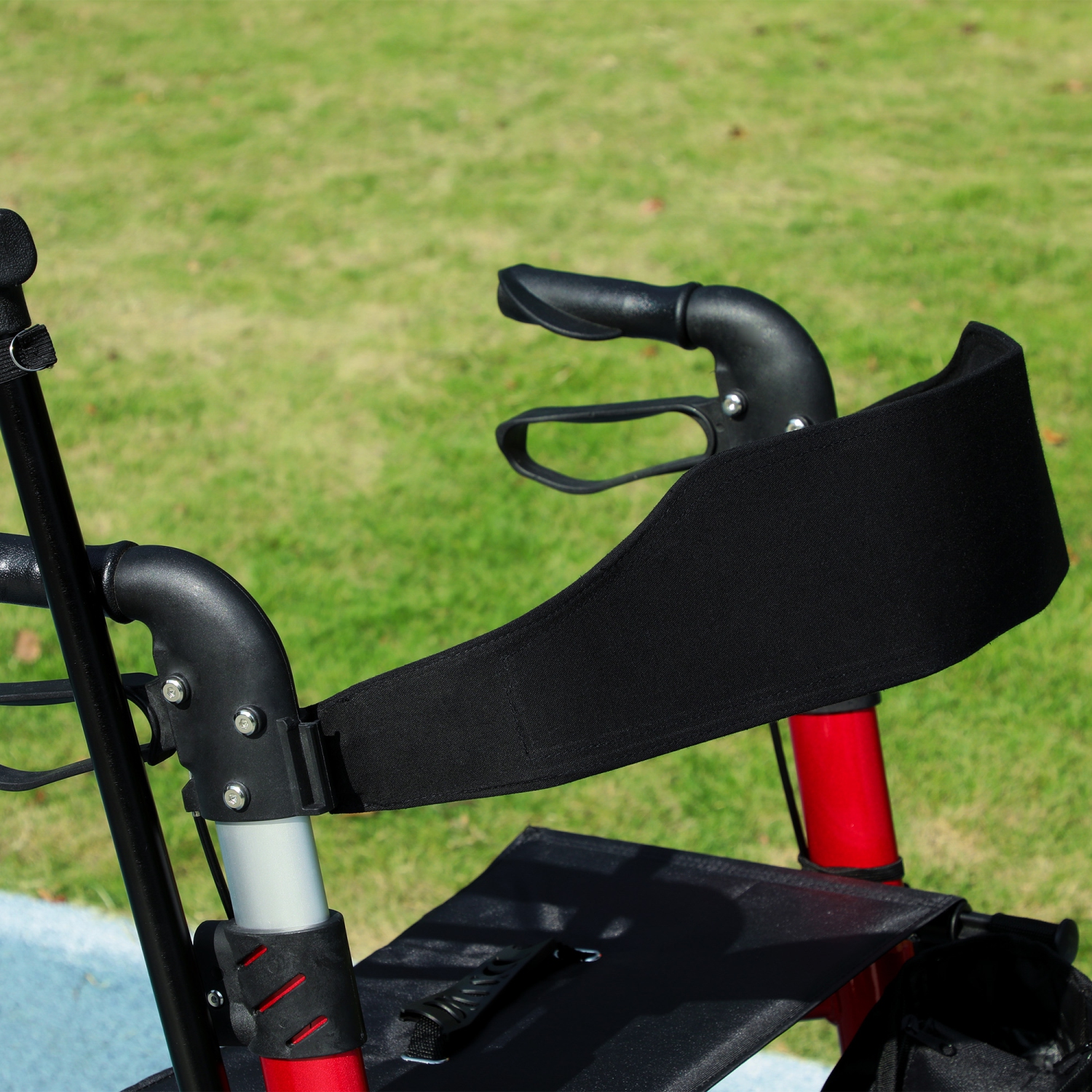 Marchette à roulettes pour aînés et adultes de HOMCOM avec roues de 8&nbsp;po, siège et dossier rembourrés, déambulateur pliable léger en aluminium