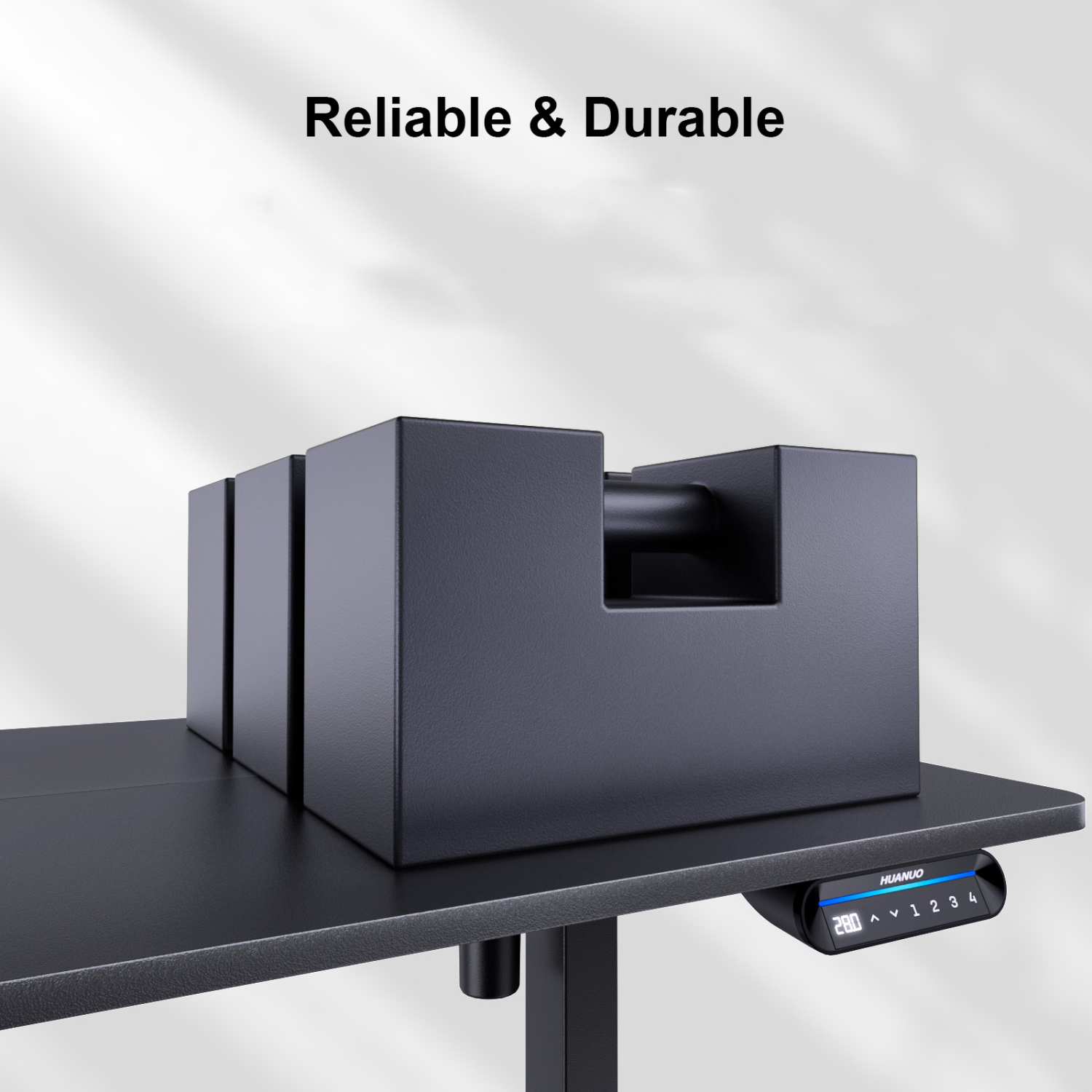 Bureau debout électrique à hauteur réglable de 140 x 60&nbsp;cm noir de Huanuo. Idéal pour un poste de travail informatique à la maison ou au bureau.