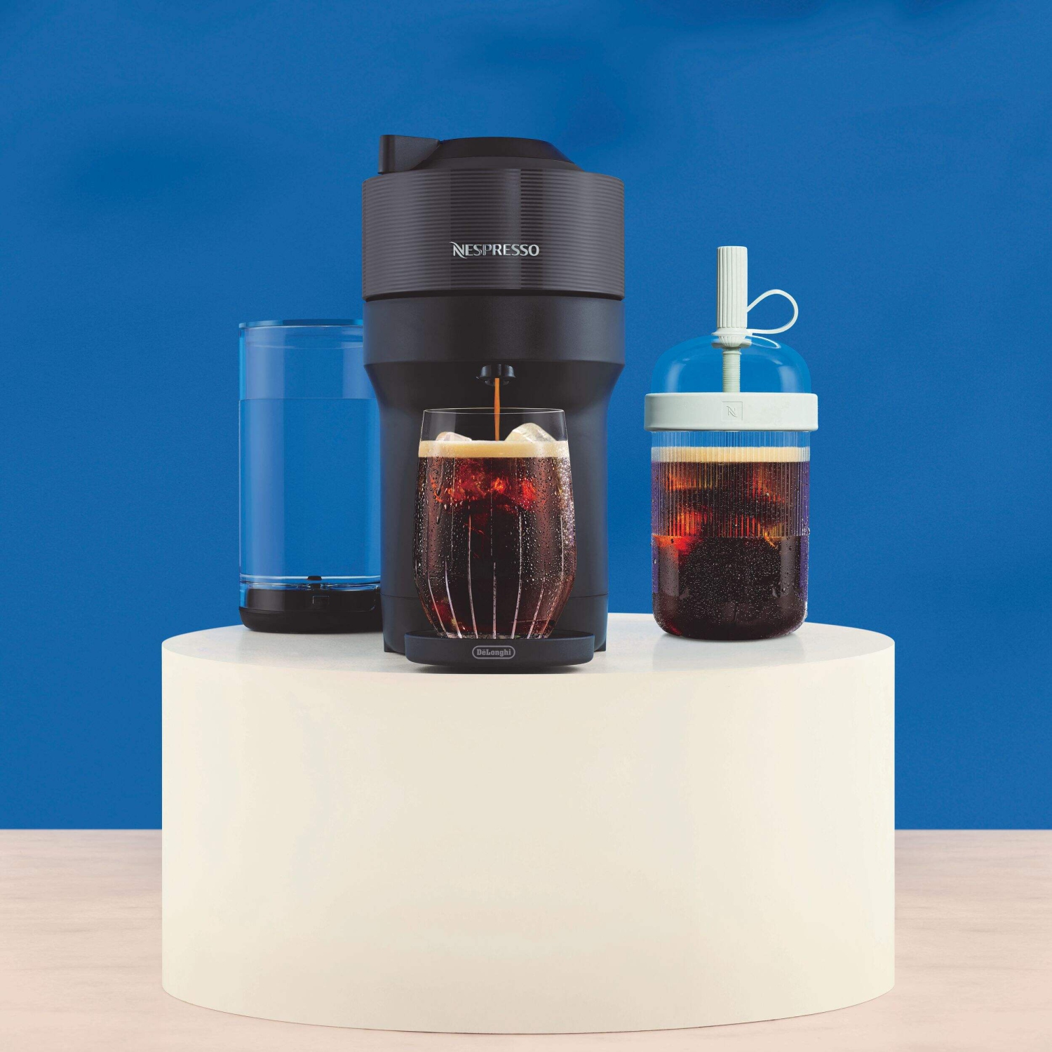 Machine à café et à espresso Nespresso Vertuo Pop+ par De'Longhi, noir réglisse, ensemble café glacé avec tasse de voyage, capsules de café glacé,