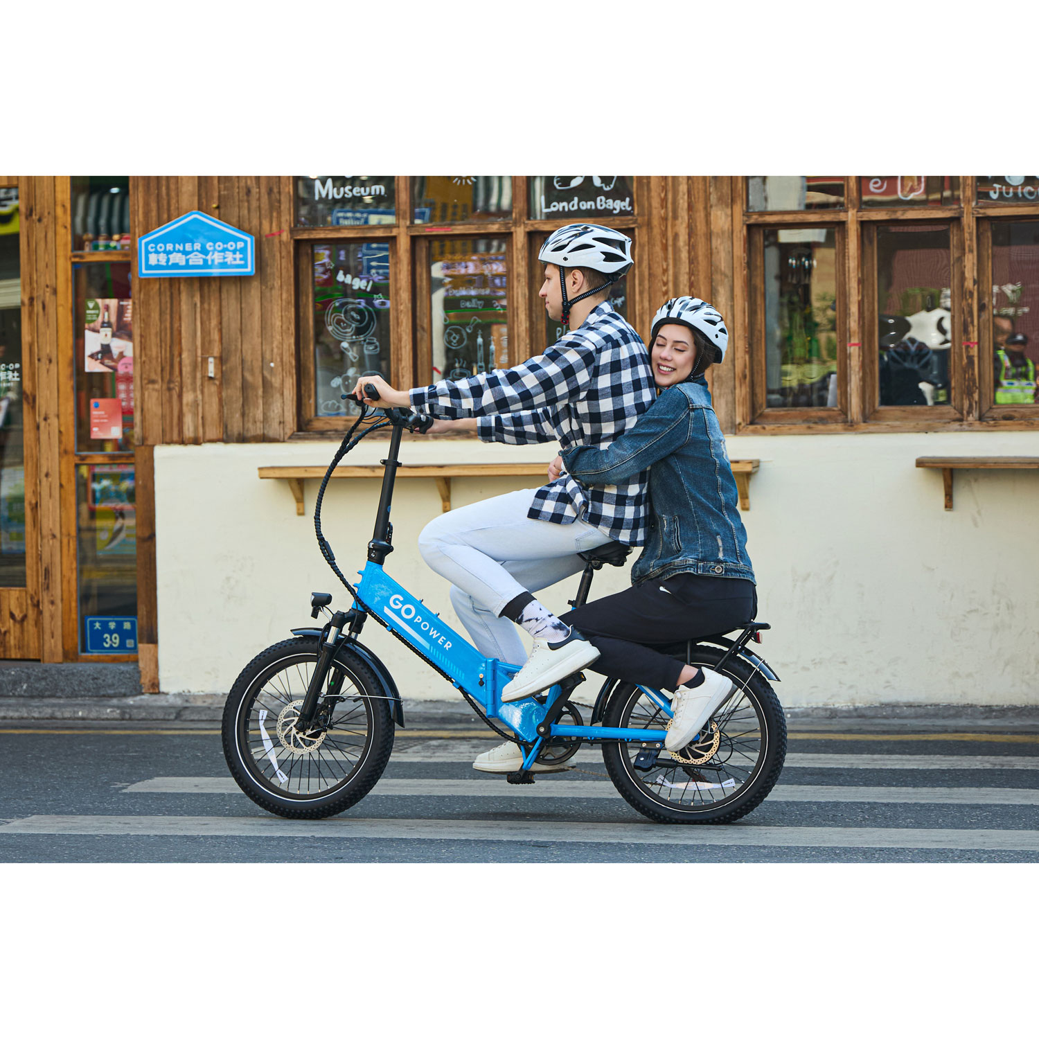 Vélo électrique à gros pneus et à cadre bas GoPlus de GoPowerBike - Noir