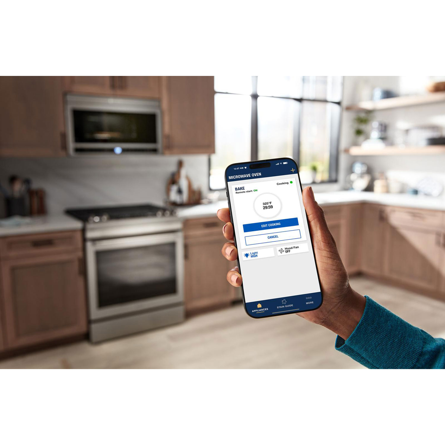 Four à micro-ondes à hotte intégrée de Maytag - 1,1 pi³ - Acier inoxydable résistant aux traces de doigts