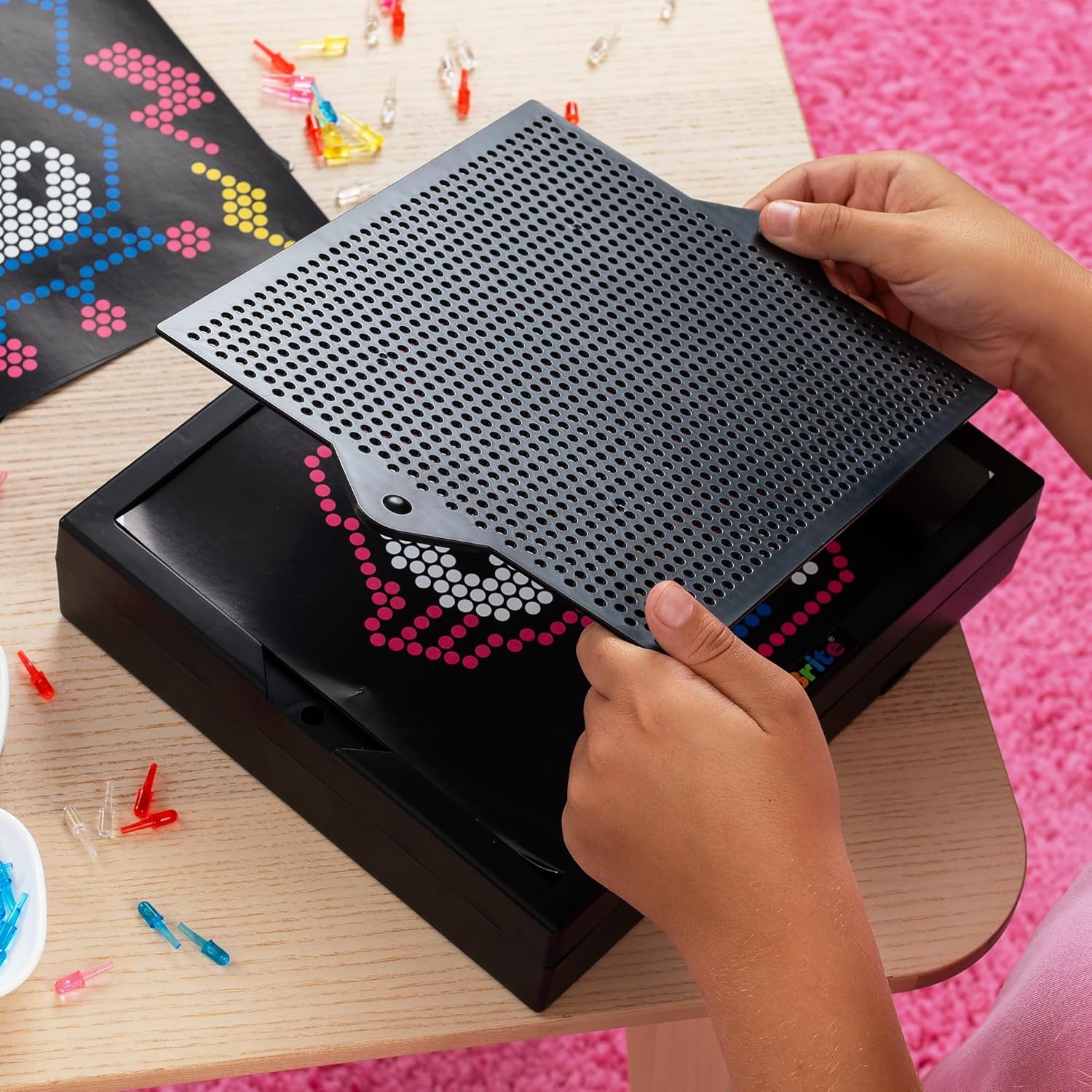 Lite-Brite Super Bright HD, Hello Kitty Edition - Créez de l'art avec de la lumière, améliore la créativité