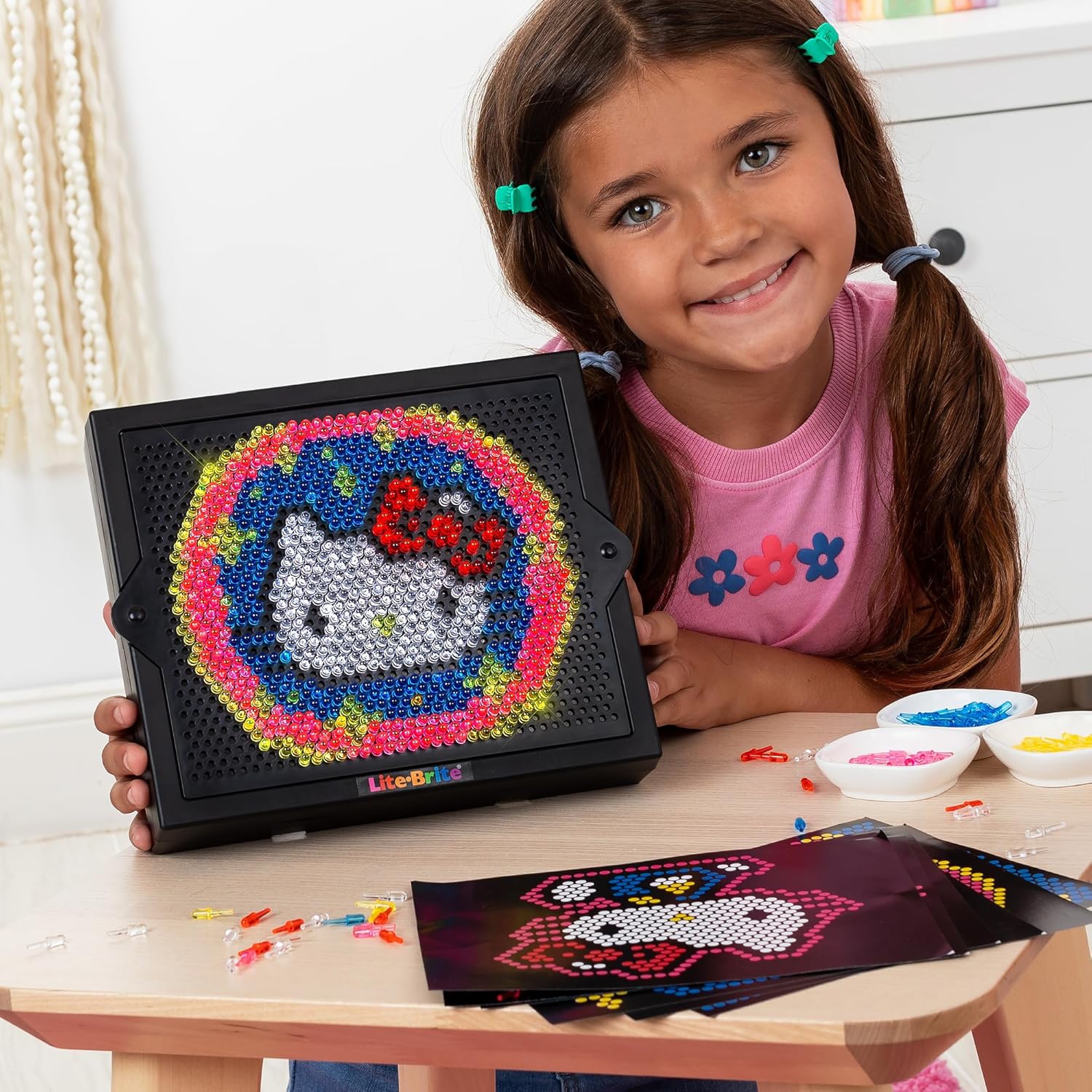 Lite-Brite Super Bright HD, Hello Kitty Edition - Créez de l'art avec de la lumière, améliore la créativité