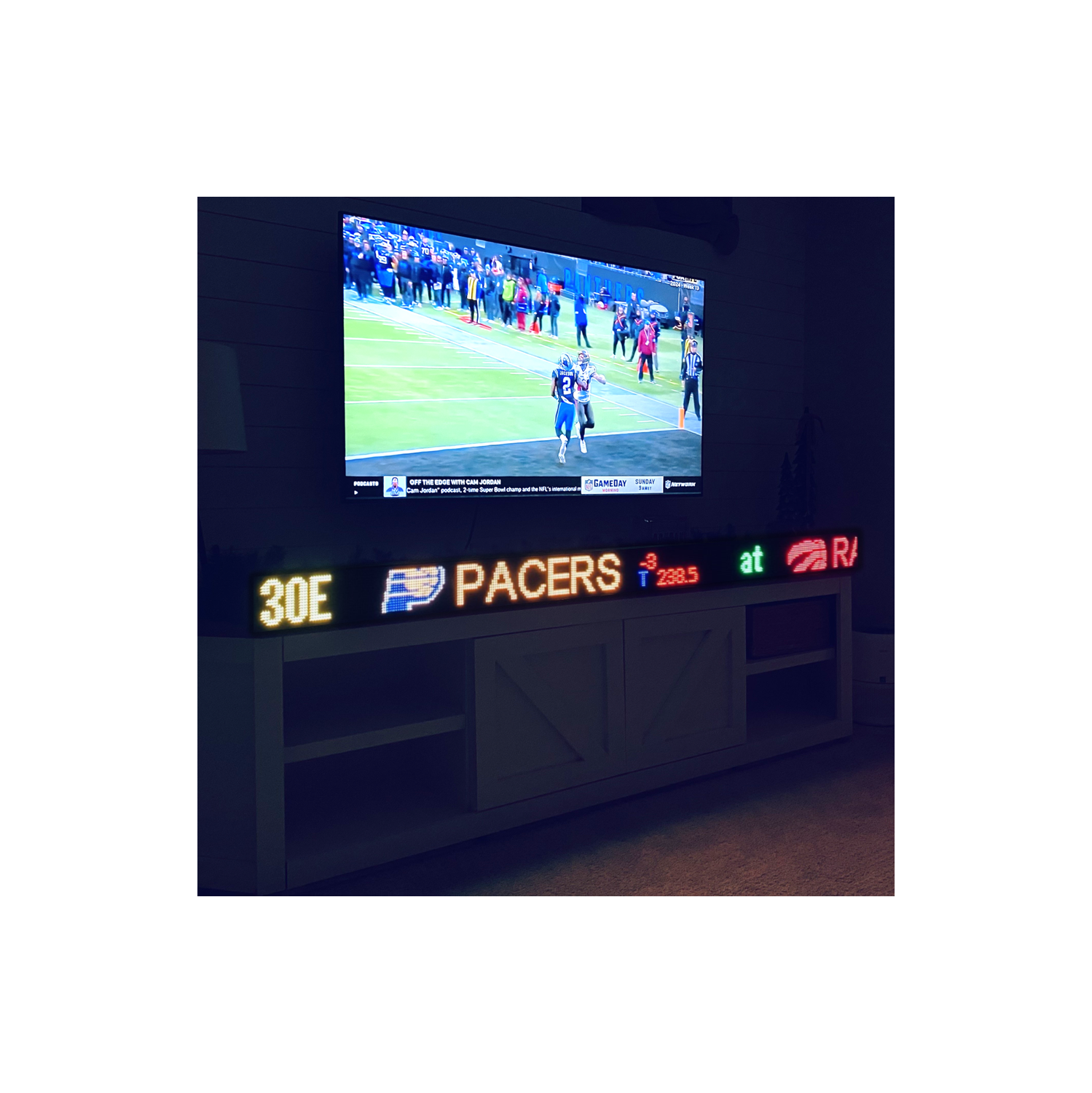 SKYBOX SPORTS NETWORK TITAN 93” Sports and Stock Ticker / 16 Pixels x 6mm 65,000 color LED