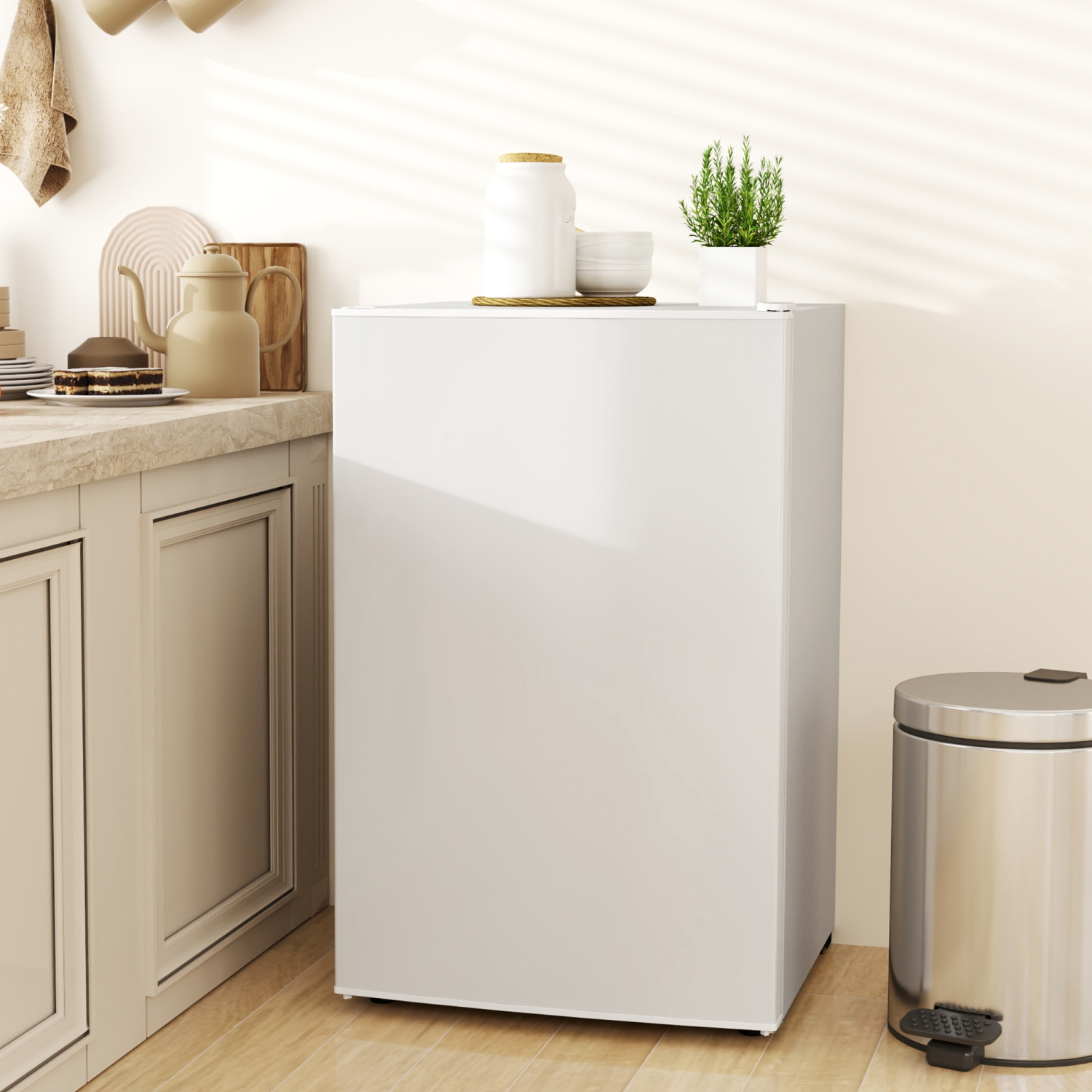 HOMCOM Compact Refrigerator, 4.5 Cu Ft Single Door Mini Fridge with Freezer, Adjustable Thermostat, Reversible Door, Energy Saving Fridge for