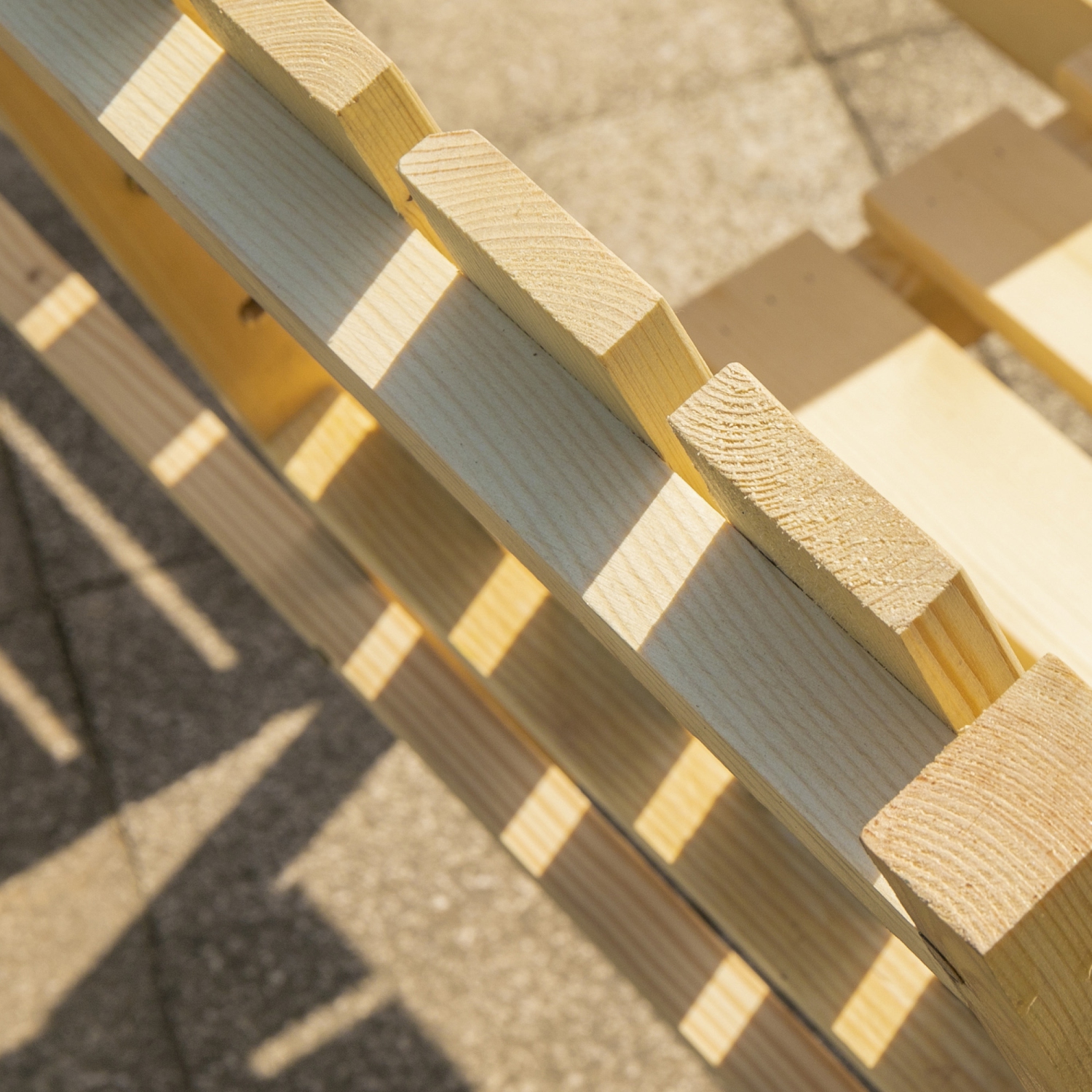 Banc extérieur en bois 2 places Outsunny avec table centrale et trou pour parasol, banc de jardin pour 2&nbsp;personnes, causeuse de patio avec siège