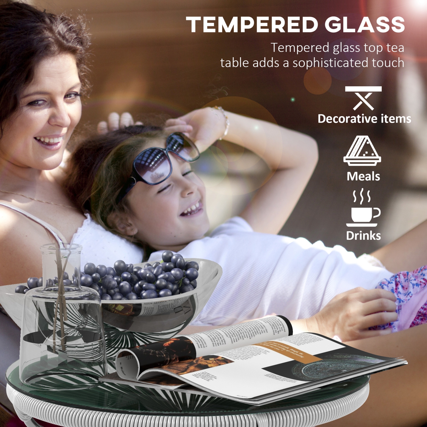 Table d'appoint en rotin Outsunny, table basse ronde d'extérieur en rotin polyéthylène et dessus en verre trempé pour terrasse, jardin, balcon, gris