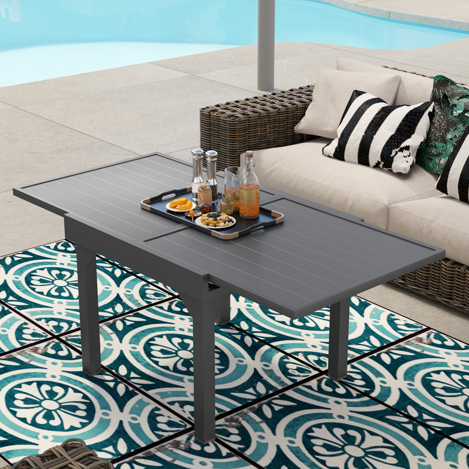 Outsunny – Table de salle à manger d'extérieur extensible en aluminium pour 4-6&nbsp;personnes, table de jardin en métal à lattes de 35 à 71&nbsp;po