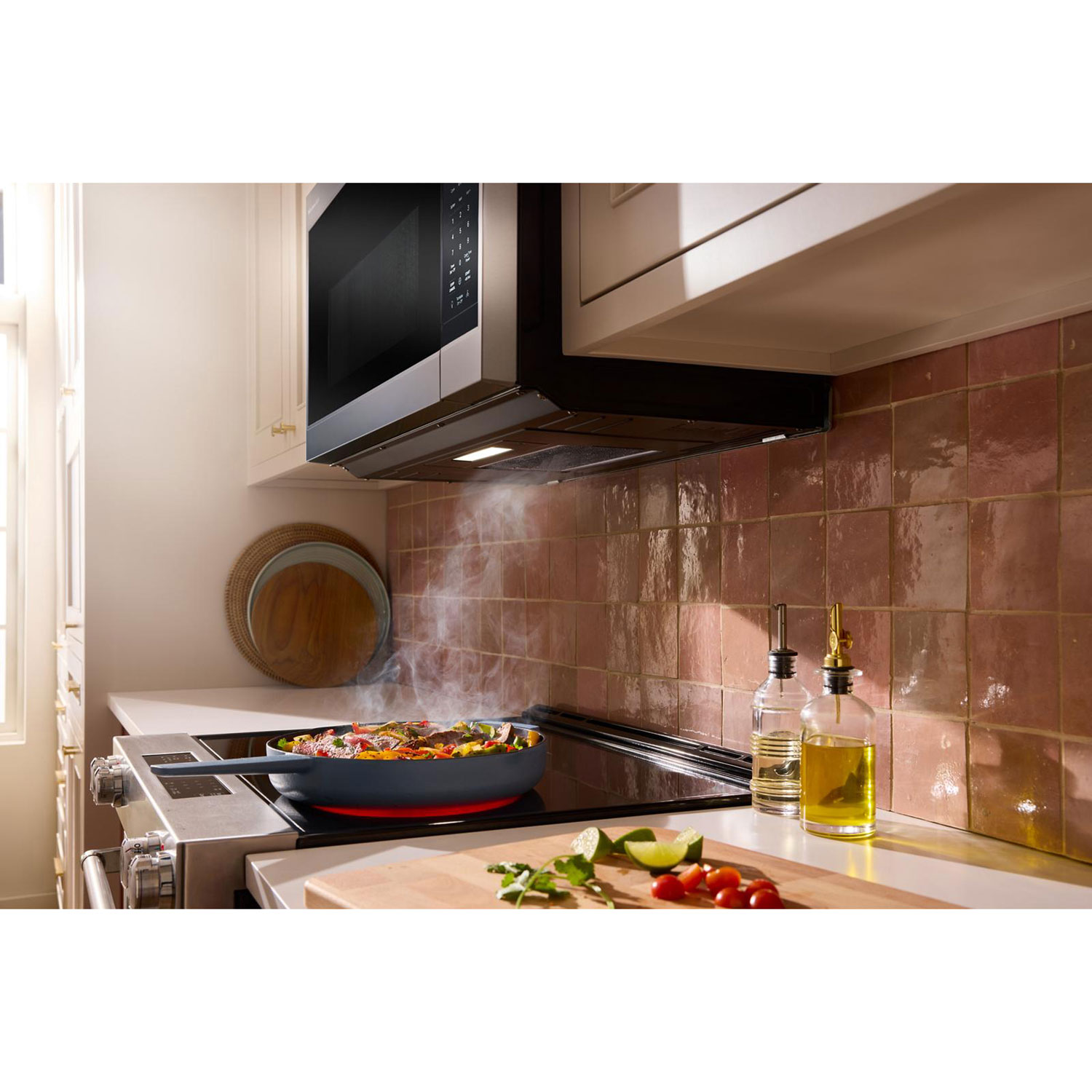 Four à micro-ondes à hotte intégrée de KitchenAid - 1,9 pi³ - Acier inoxydable PrintShield