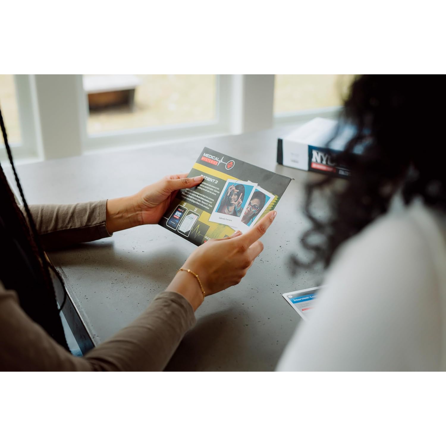 Les mystères médicaux de Buffalo Games&nbsp;: Salle d'urgence NYC | Jeu de société Cooperative Mystery | 14 ans et plus | 1-4 joueurs