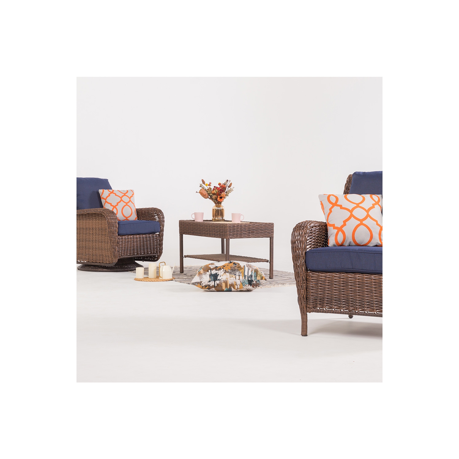 Ensemble bistro en osier Krikacy 3PCS HDPE avec chaise pivotante et table de bout