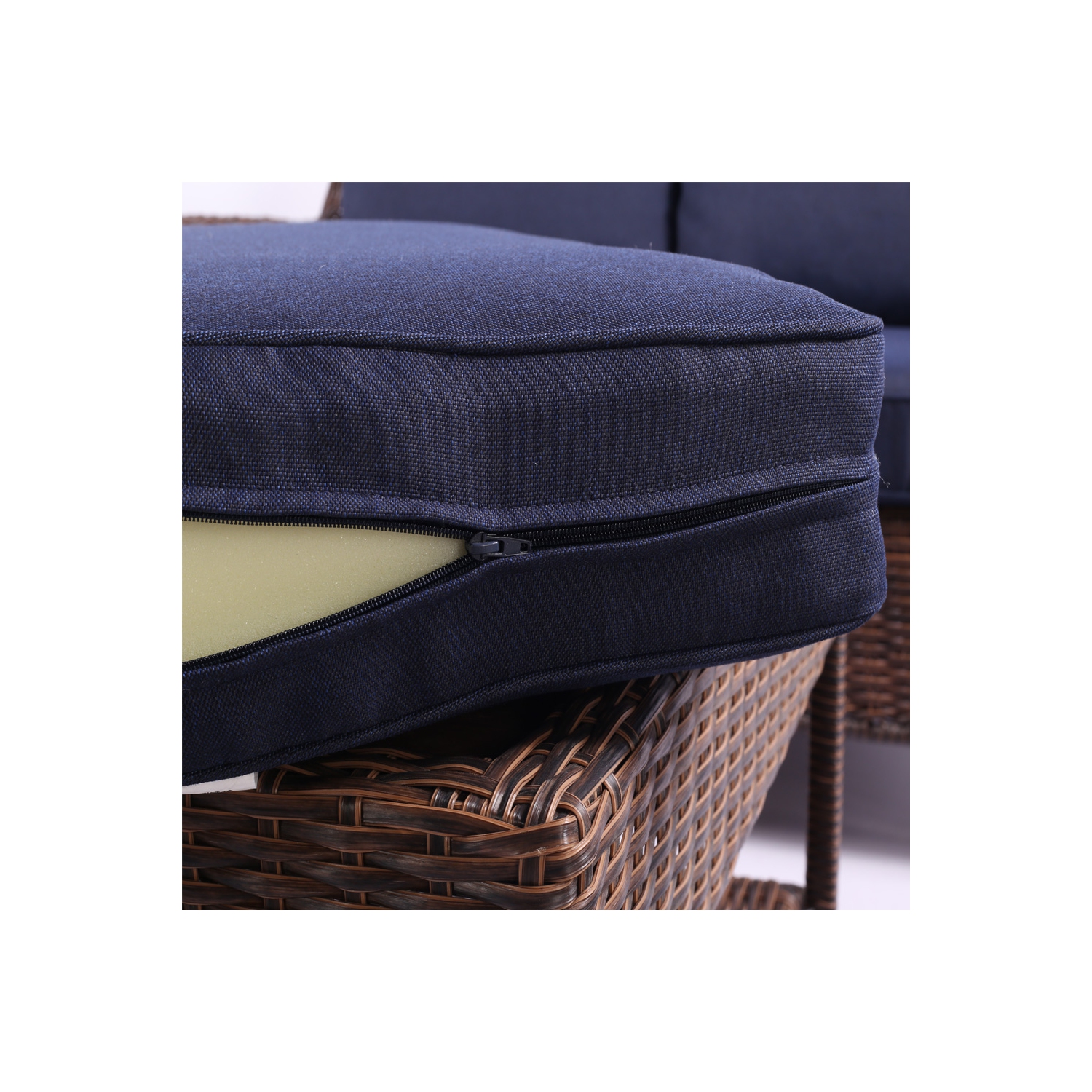 Ensemble bistro en osier Krikacy 3PCS HDPE avec chaise pivotante et table de bout