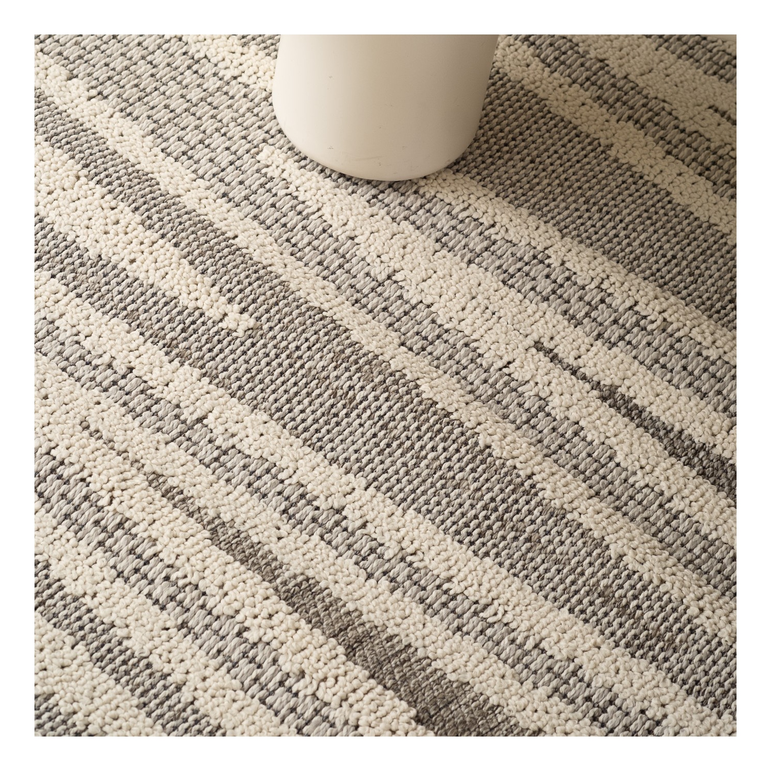 Tapis d'intérieur contemporain Tenzin à chevrons gris/beige Branch