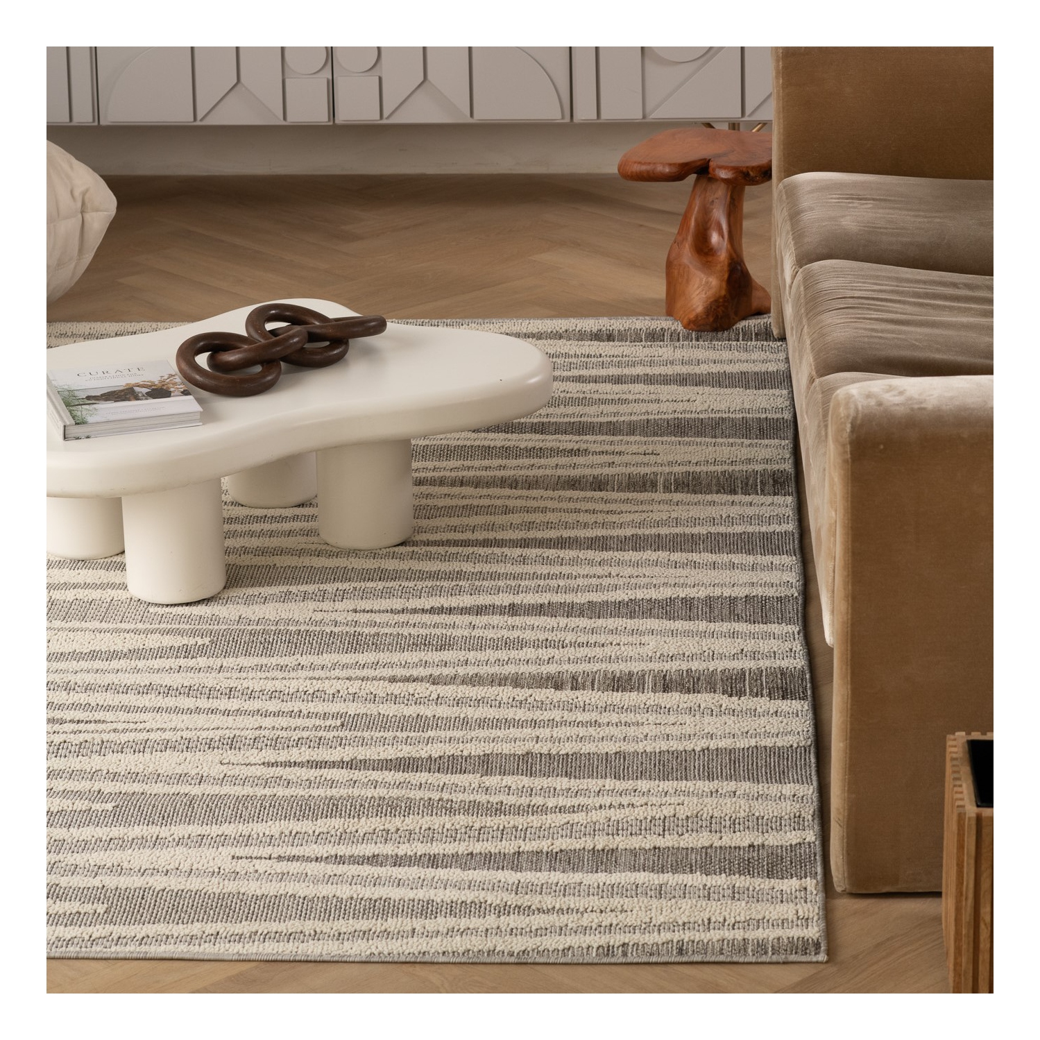 Tapis d'intérieur contemporain Tenzin à chevrons gris/beige Branch