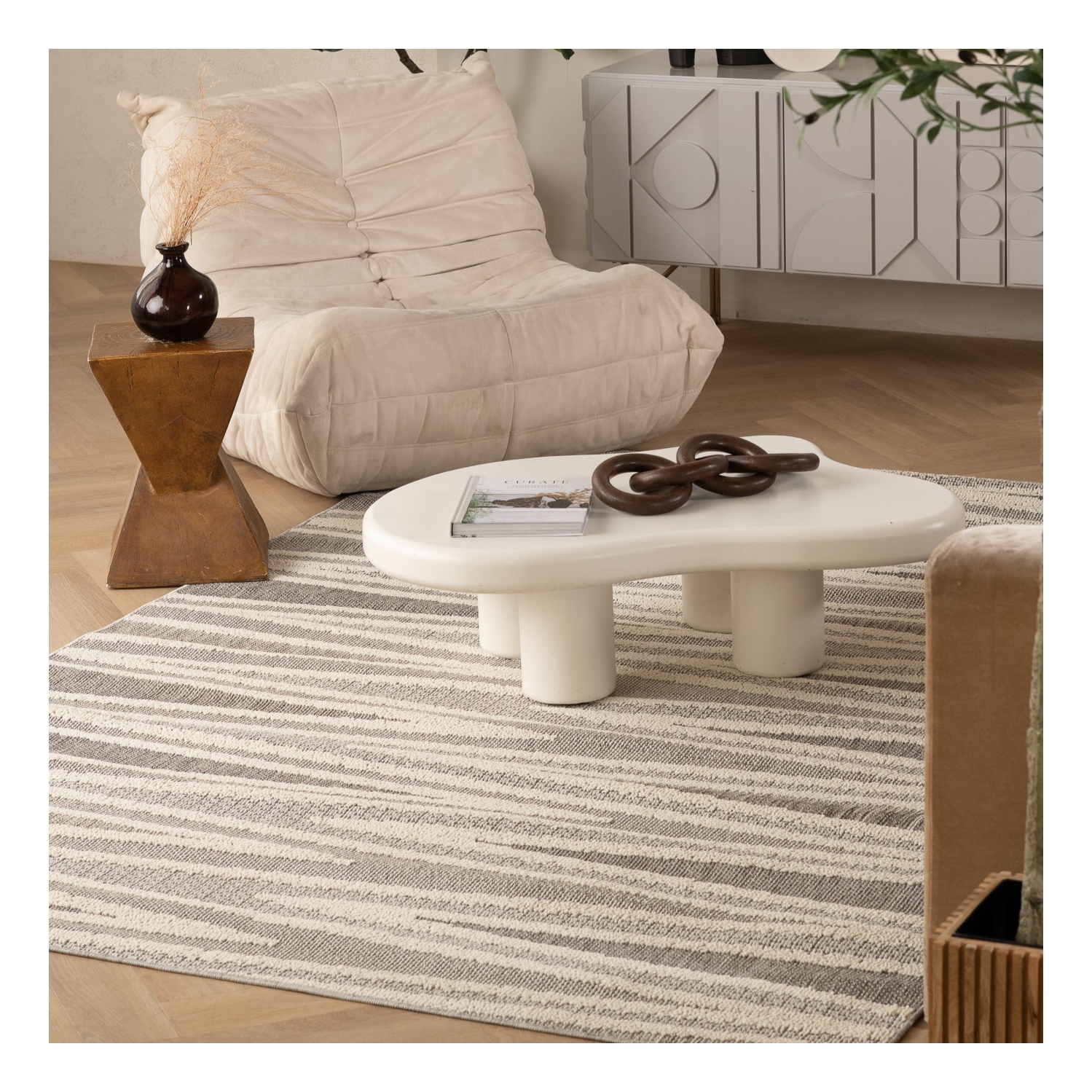 Tapis d'intérieur contemporain Tenzin à chevrons gris/beige Branch