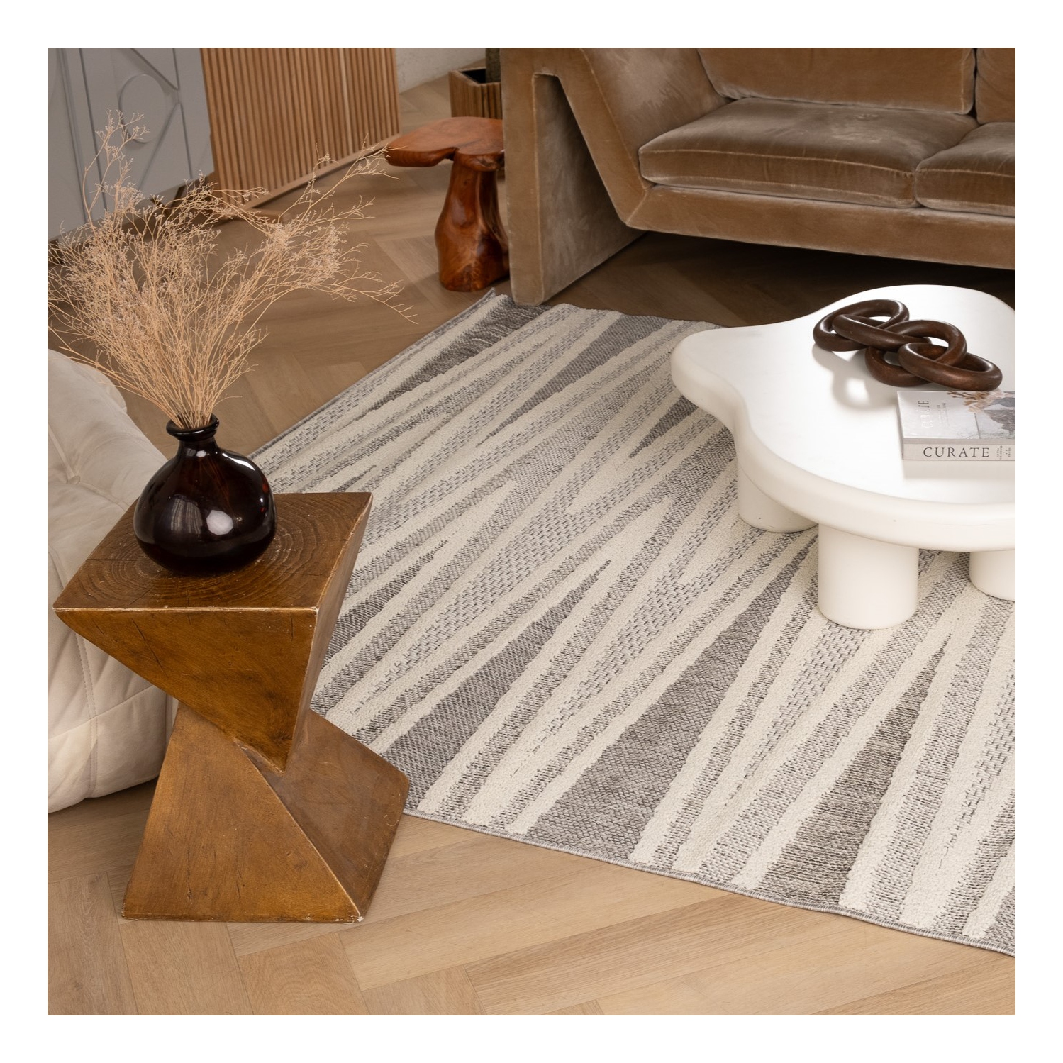 Tapis d'intérieur contemporain Tenzin à chevrons gris/beige Branch