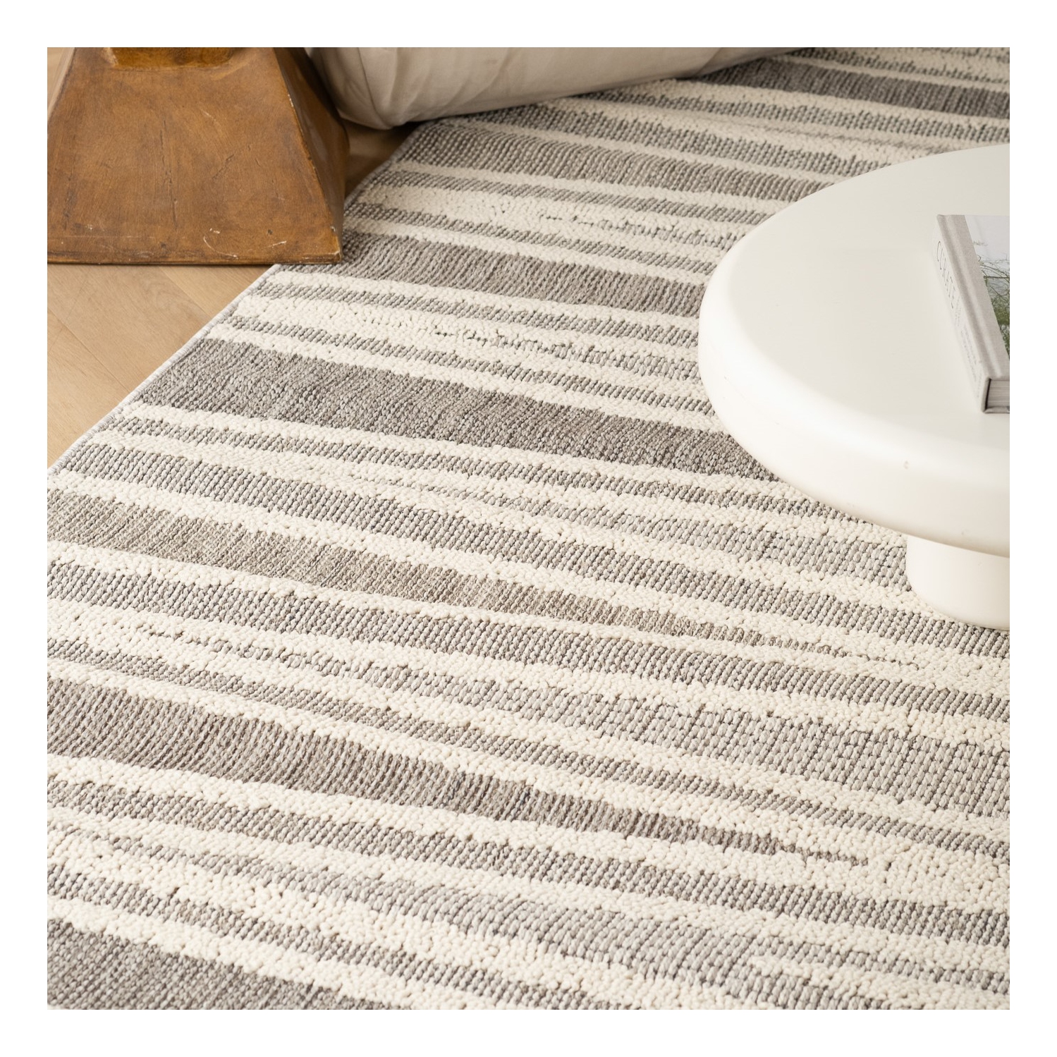 Tapis d'intérieur contemporain Tenzin à chevrons gris/beige Branch