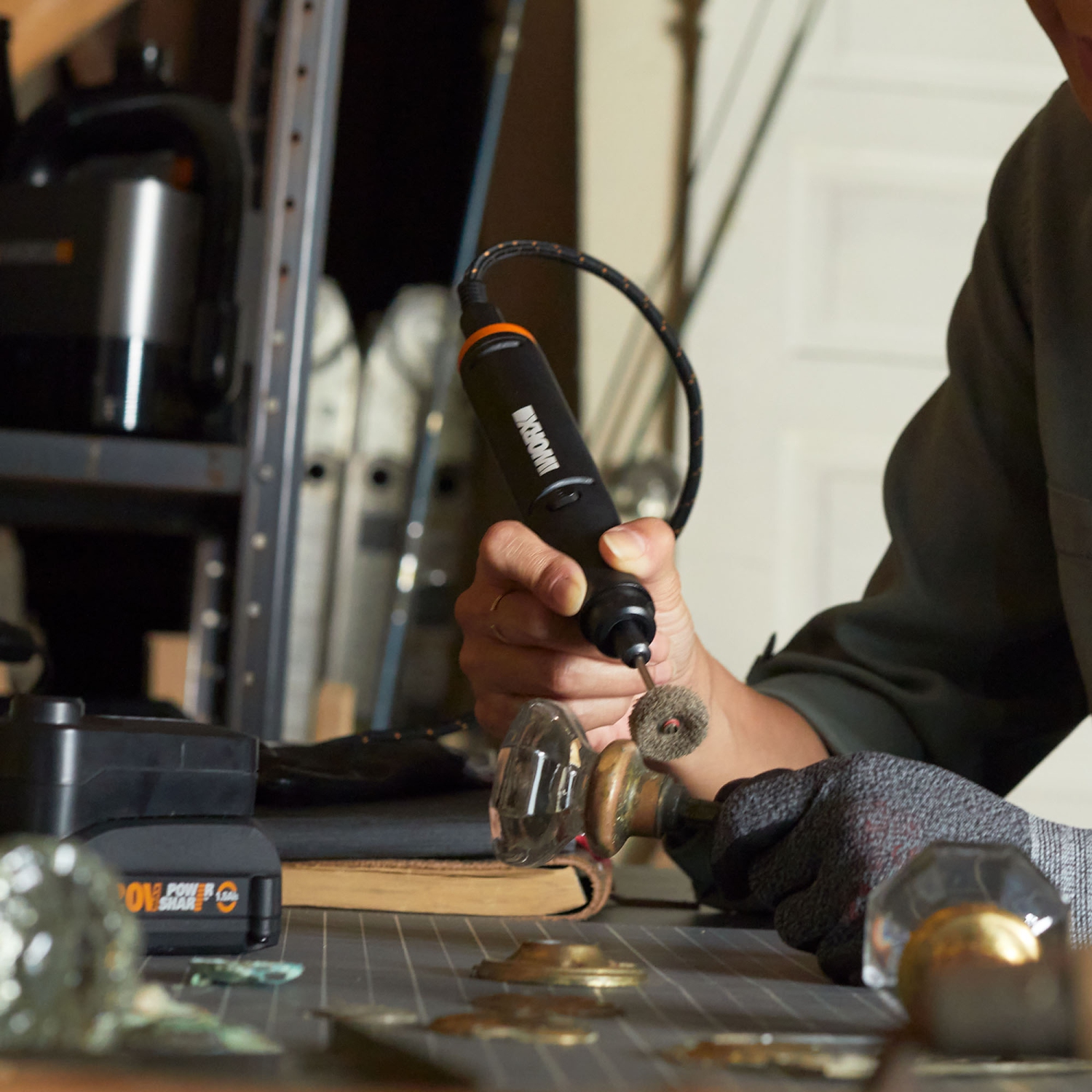 WORX -- Outil rotatif MakerX de 20&nbsp;V et ensemble de chevilles en bois et métal avec accessoires