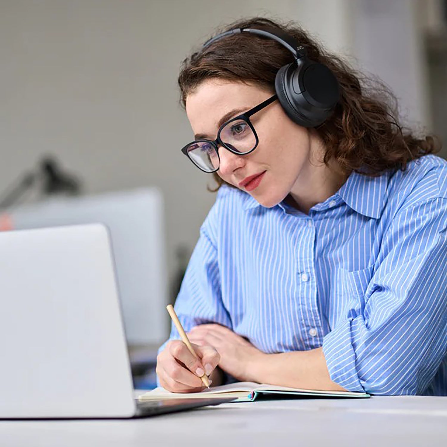 JVC – Casque d'écoute hybride sans fil à suppression du bruit, microphone et télécommande intégrés, noir