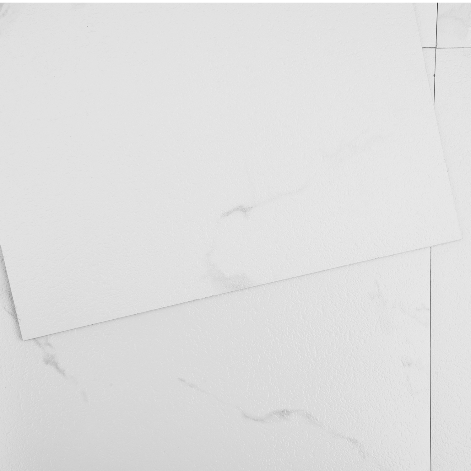 50 tuiles de plancher épaisses en vinyle auto-adhésif 1,5&nbsp;mm de VEVOR, 12 tuiles autocollantes 12&nbsp;po, plancher texturé en marbre blanc à