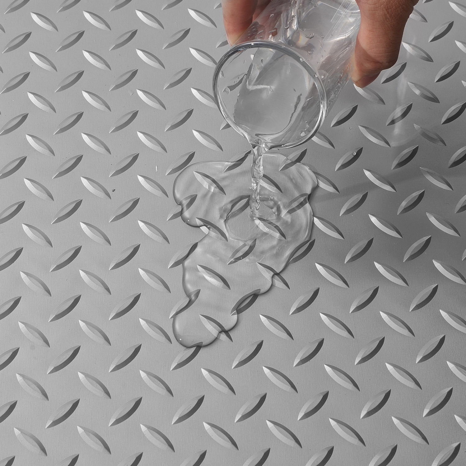 Tapis de garage VEVOR, rouleau de plancher de garage en PVC 157,48 x 59.05&nbsp;po, texture diamant antidérapante, espace de couverture