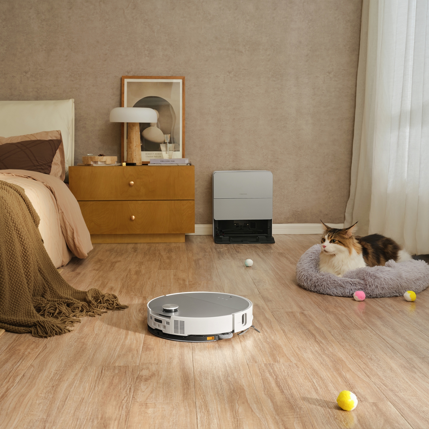 Roborock Saros 10 – Vadrouille robot, ultra mince de 3,14&nbsp;po, décollement automatique, 0 % emmêlement des poils, station d'accueil multifonction