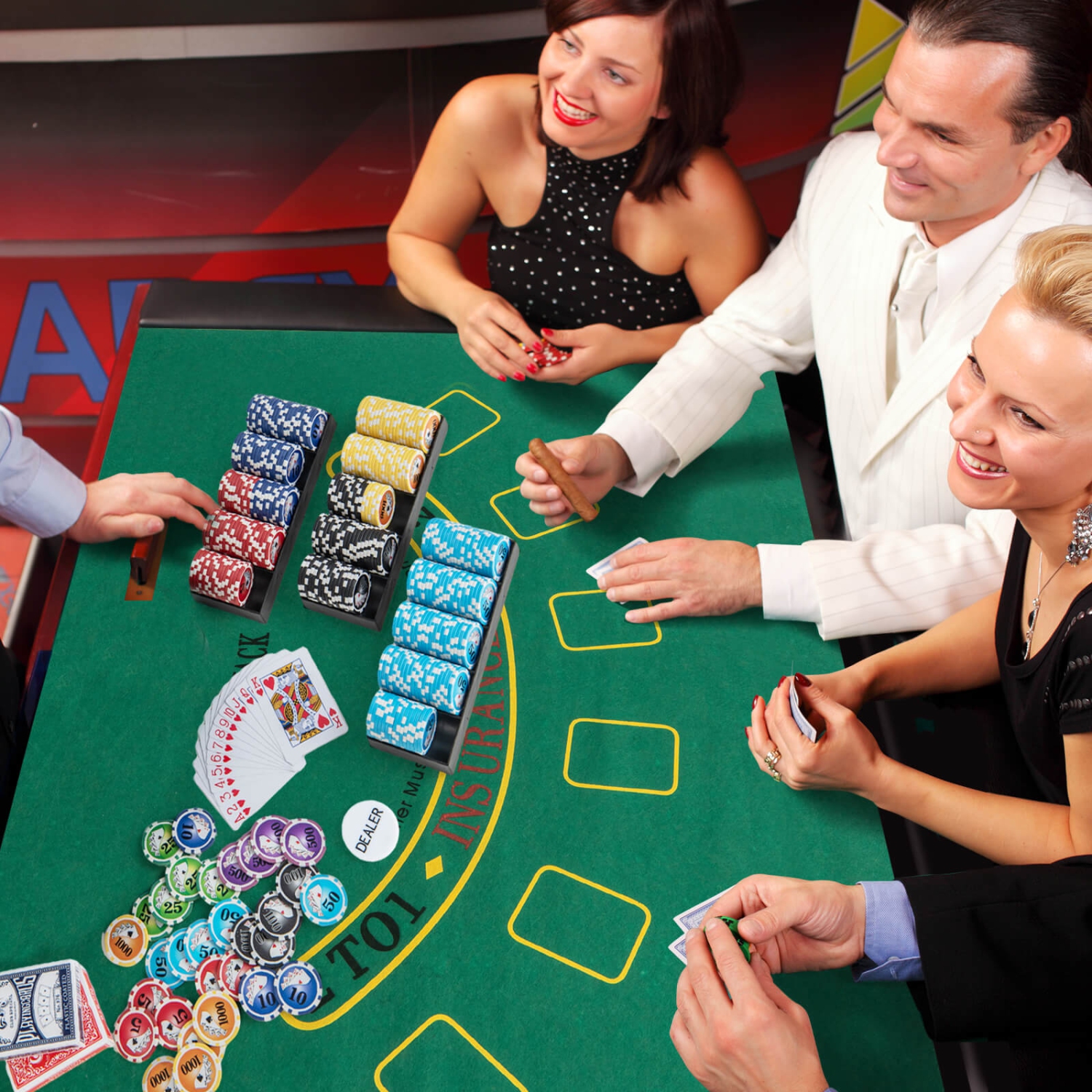 Ensemble de jetons de poker Texas Holdem de Costway avec 600 jetons, 2 paquets de cartes et un bouton de marchand