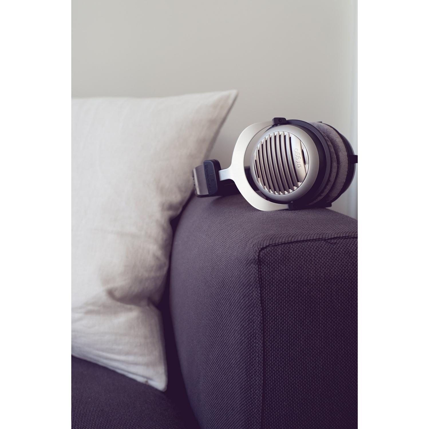 beyerdynamic DT 990 Edition 32 Ohm Over-Ear-Stereo Headphones. Open design, wired, high-end, for tablet and smartphone